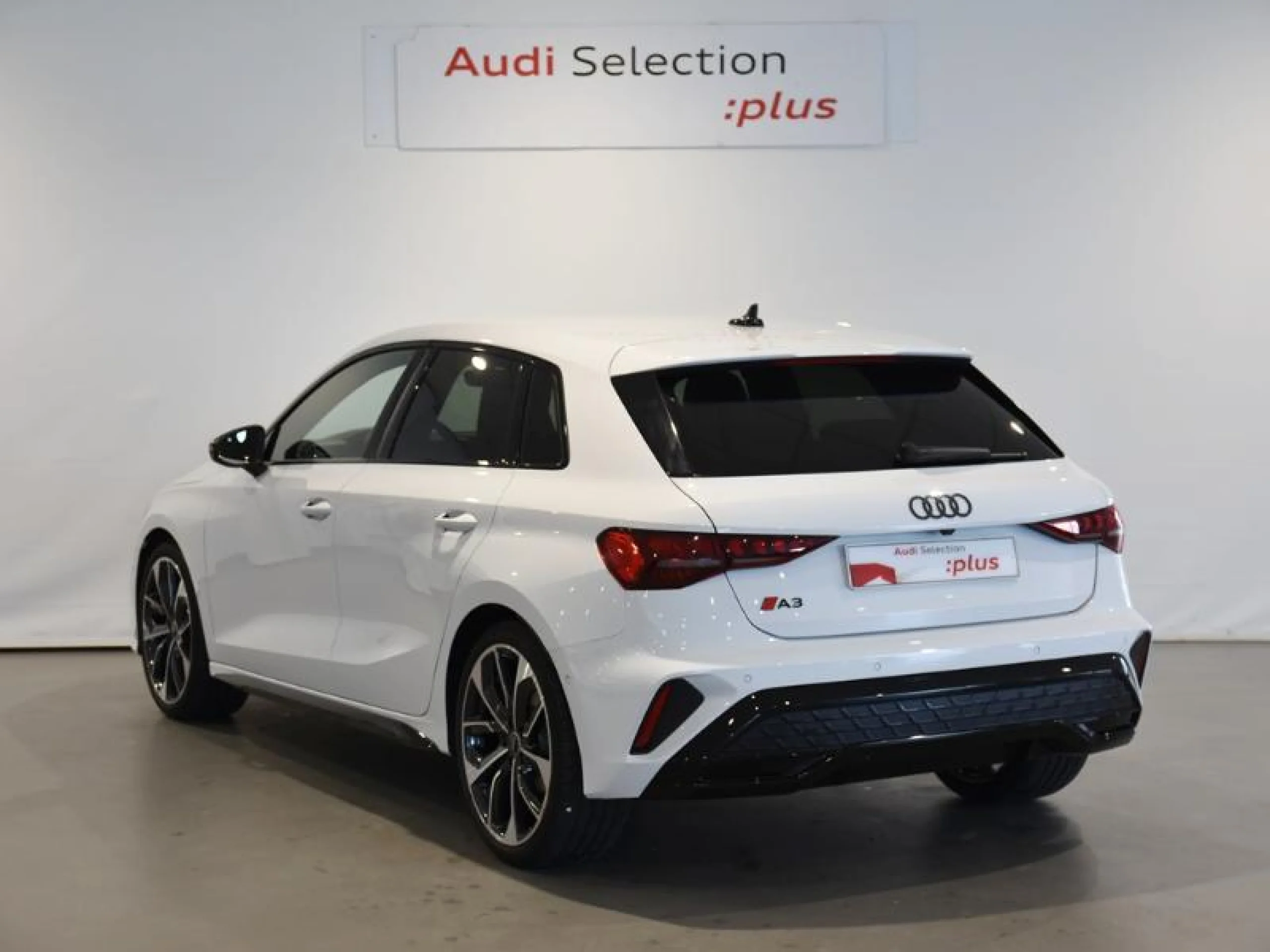 AUDI A3 SPORTBACK BLACK LINE 35 TFSI 110KW S TRO - Foto 2