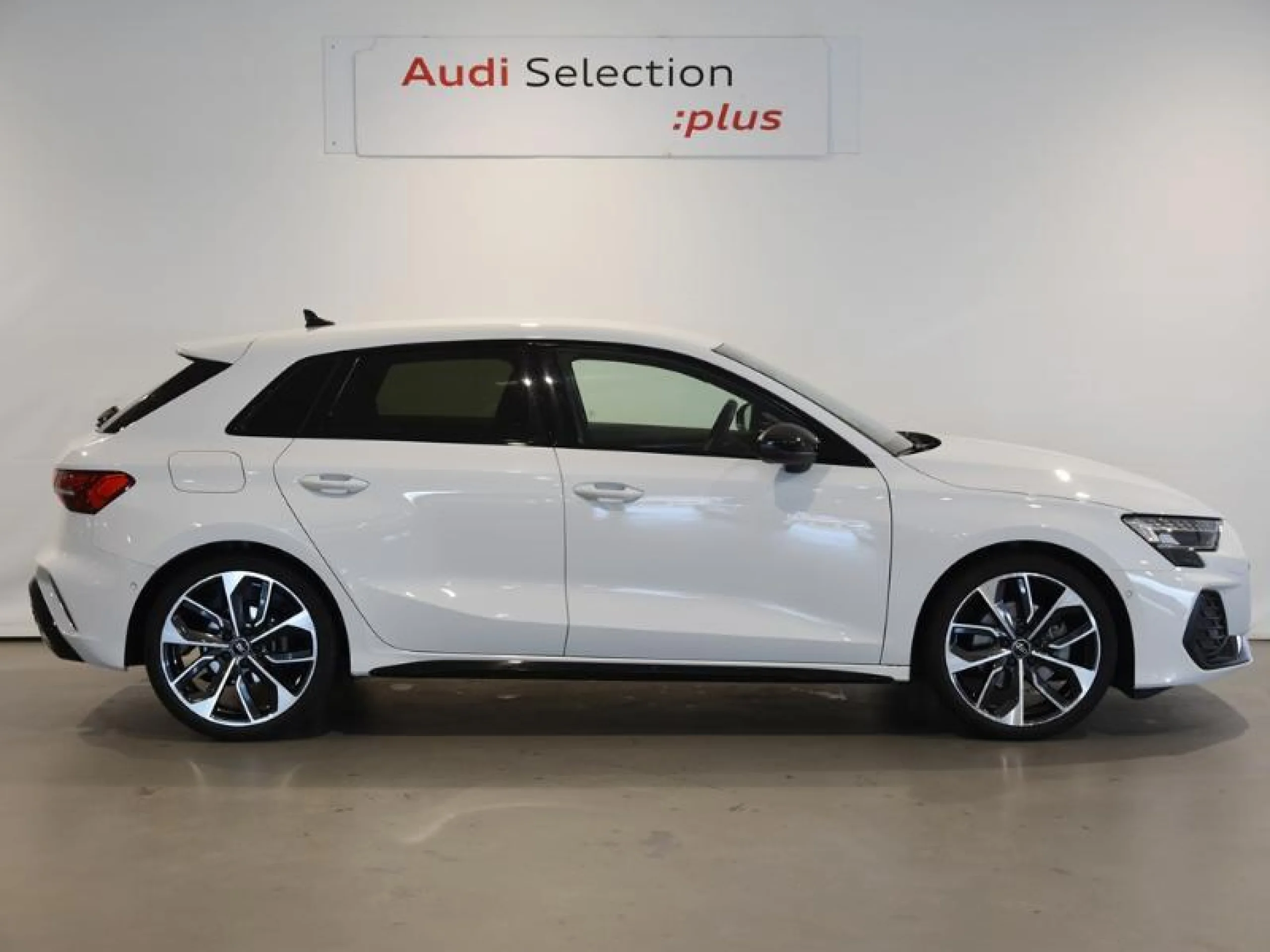 AUDI A3 SPORTBACK BLACK LINE 35 TFSI 110KW S TRO - Foto 3