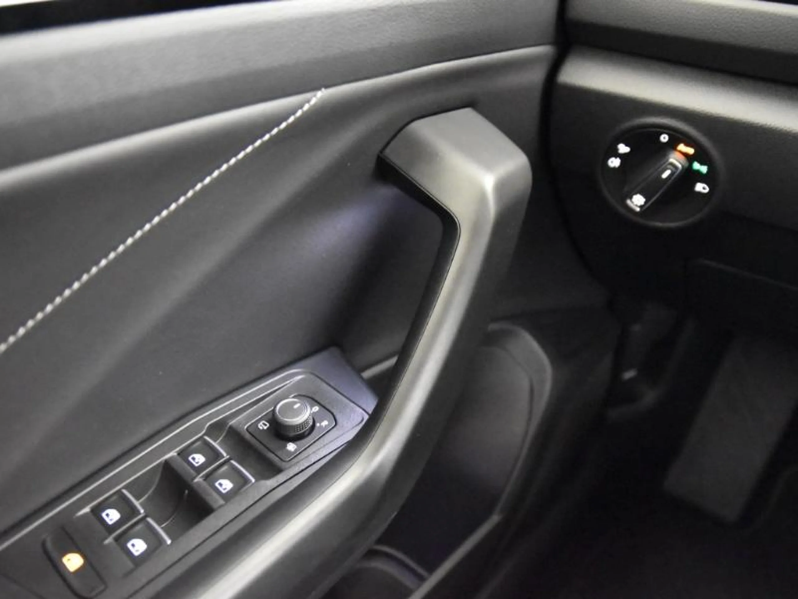 VOLKSWAGEN T ROC T ROC DARK LINE 1.0 TSI 85 KW (115 CV)  6 VEL. - Foto 17