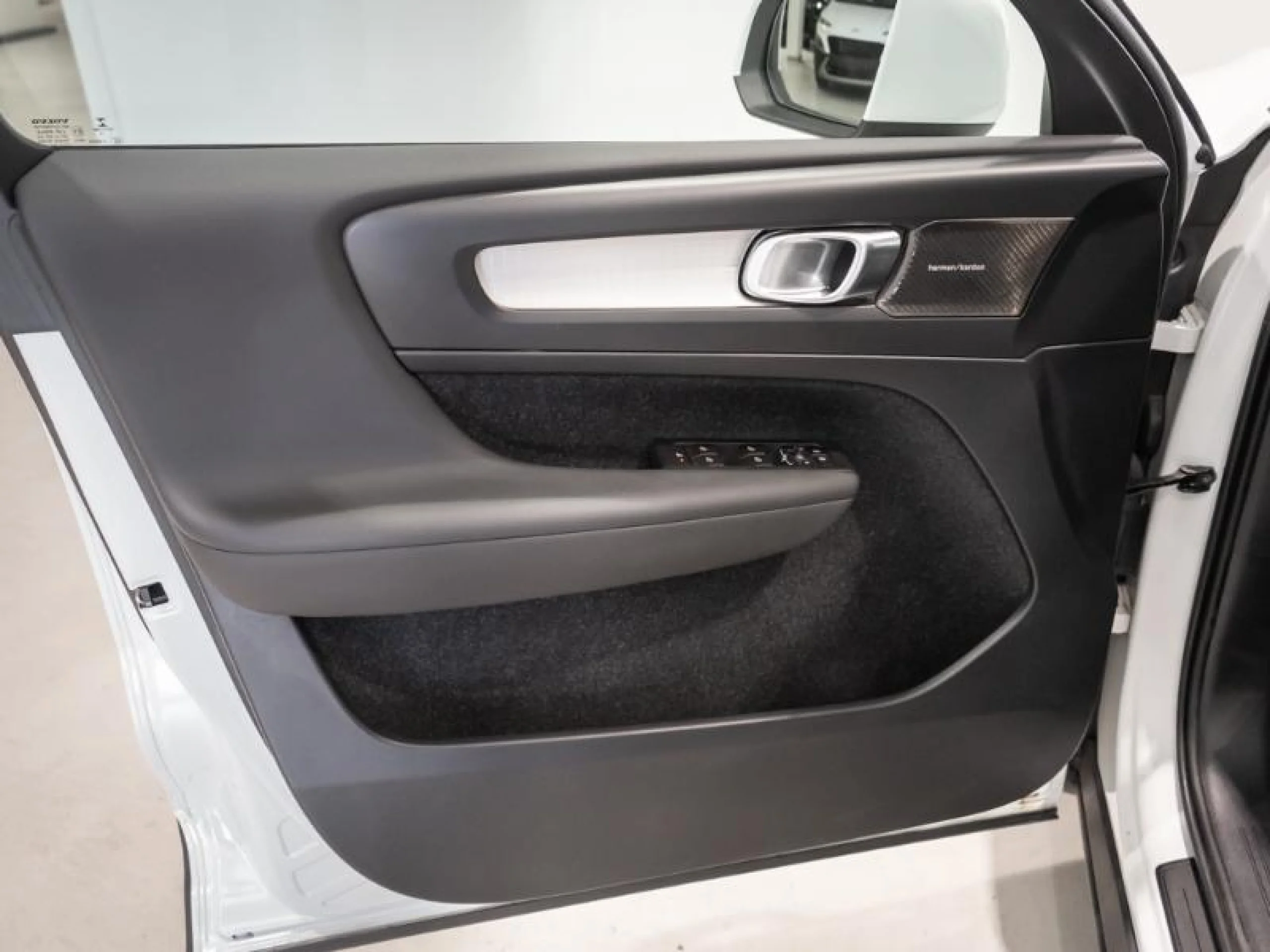 VOLVO XC40 2.0 T4 MOMENTUM AUTO - Foto 12