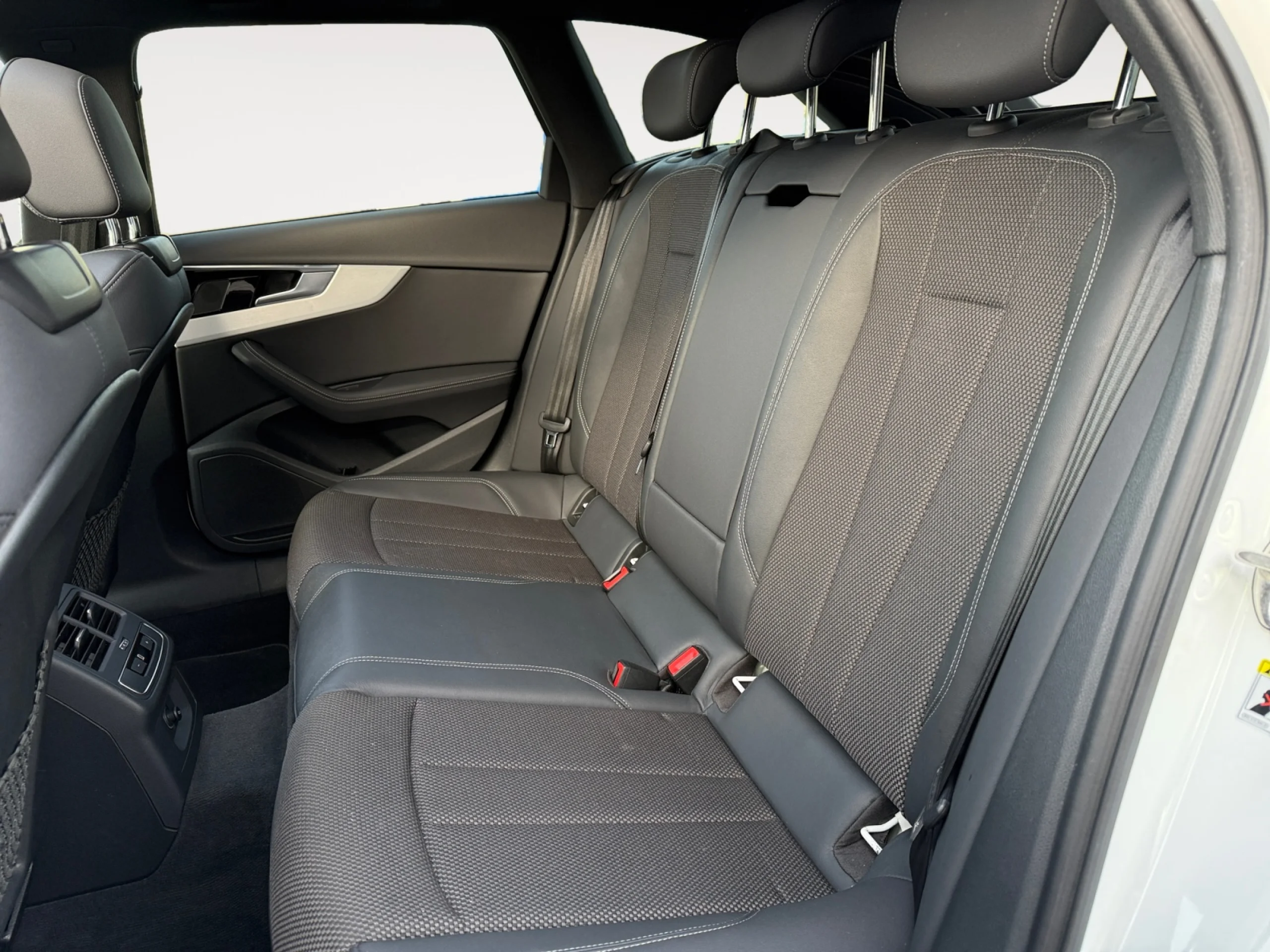 AUDI A4 AVANT BLACK LINE 35 TDI 120KW S TRONIC - Foto 6