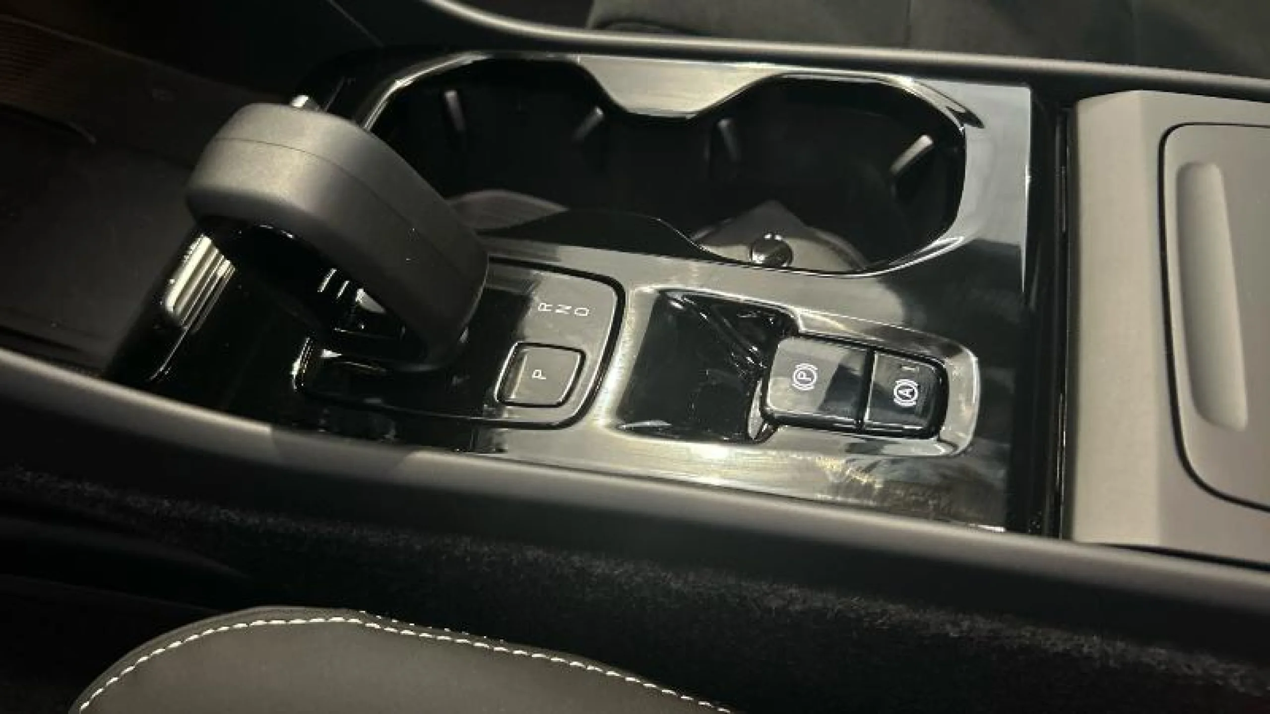 VOLVO XC40 2.0 B3 G PLUS DARK AUTO - Foto 16