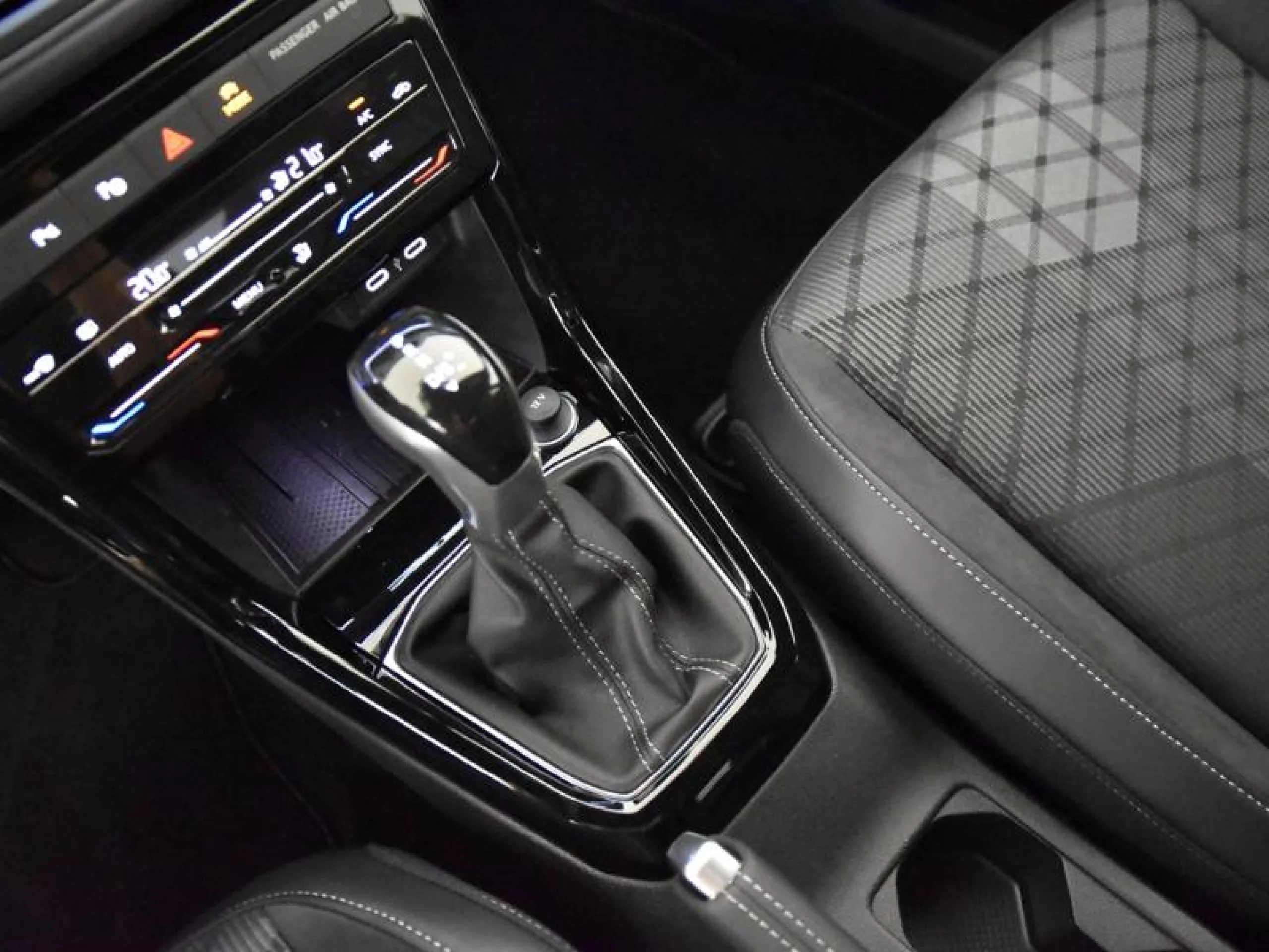 VOLKSWAGEN T CROSS T CROSS R LINE 1.0 TSI 85 KW (115 CV)  AUTOMÁTICO DSG 7 VEL. - Foto 11