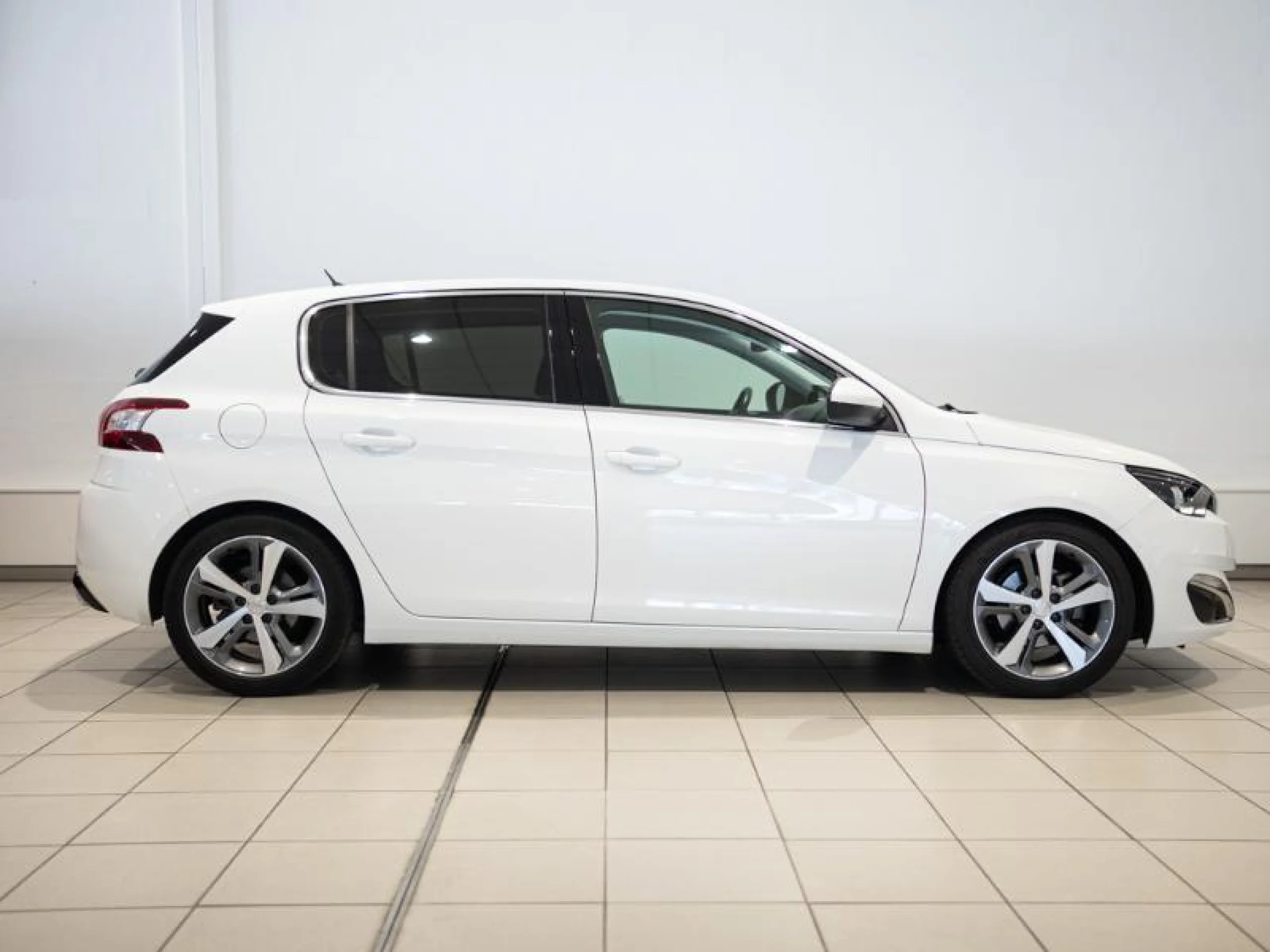 PEUGEOT 308 5P ALLURE 1.2 PURETECH 96KW (130CV) S&S - Foto 3