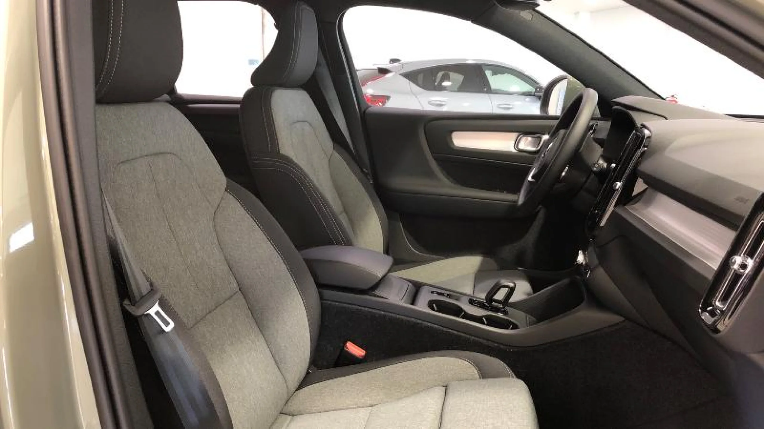 VOLVO XC40 2.0 B3 G CORE AUTO - Foto 9