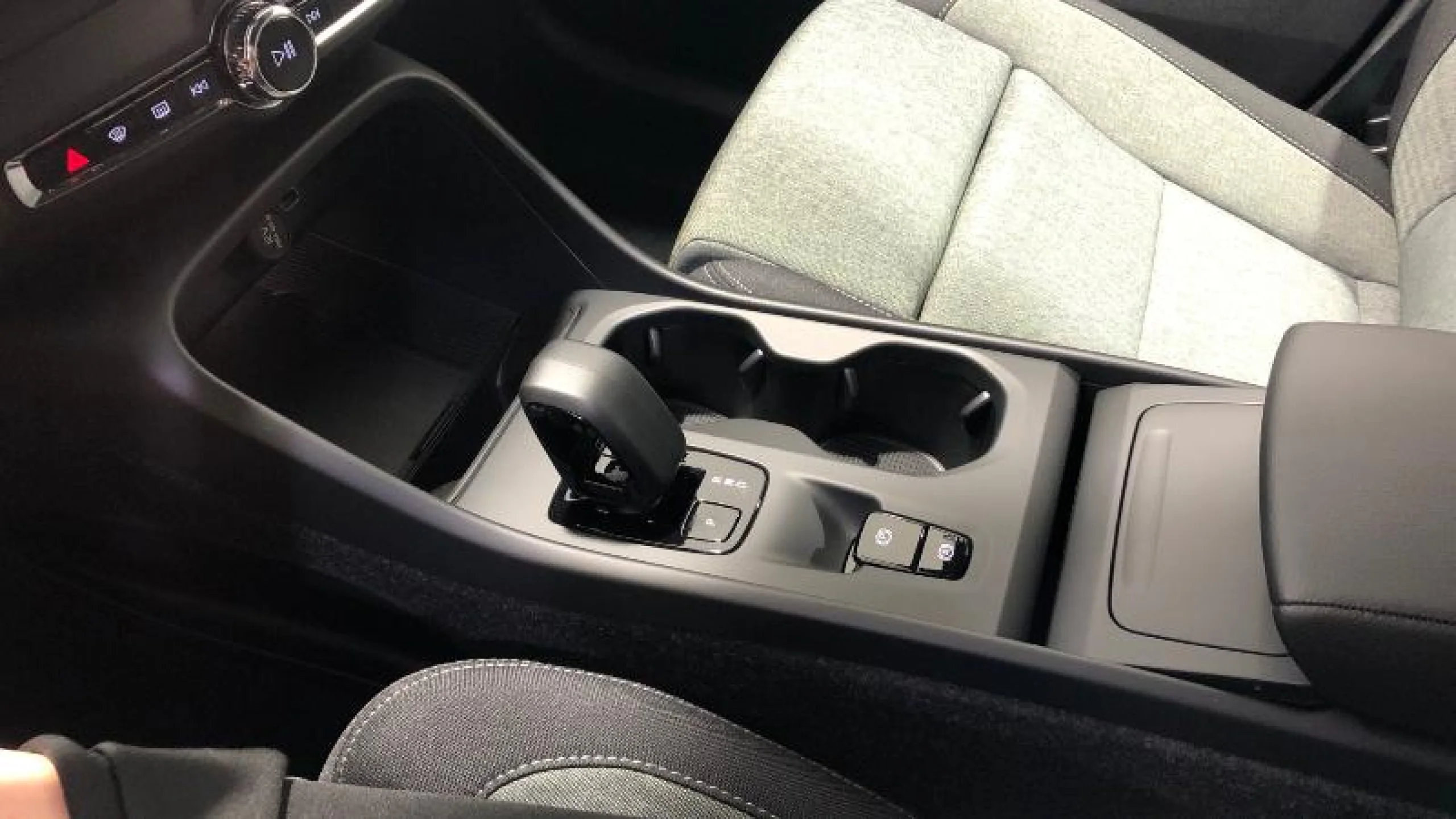 VOLVO XC40 2.0 B3 G CORE AUTO - Foto 17