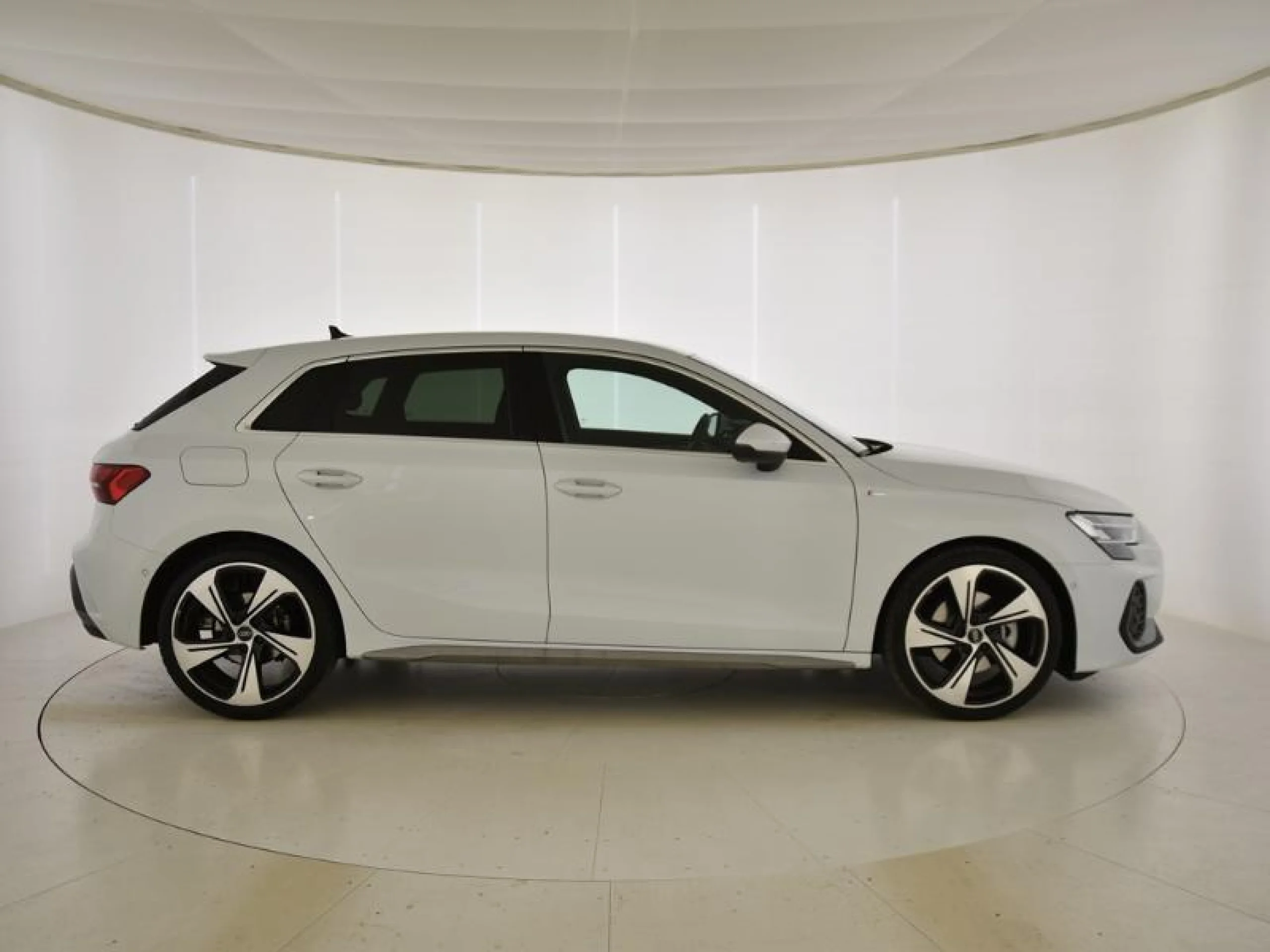 AUDI A3 SPORTBACK BLACK LINE TDI 110KW S TRONIC - Foto 3