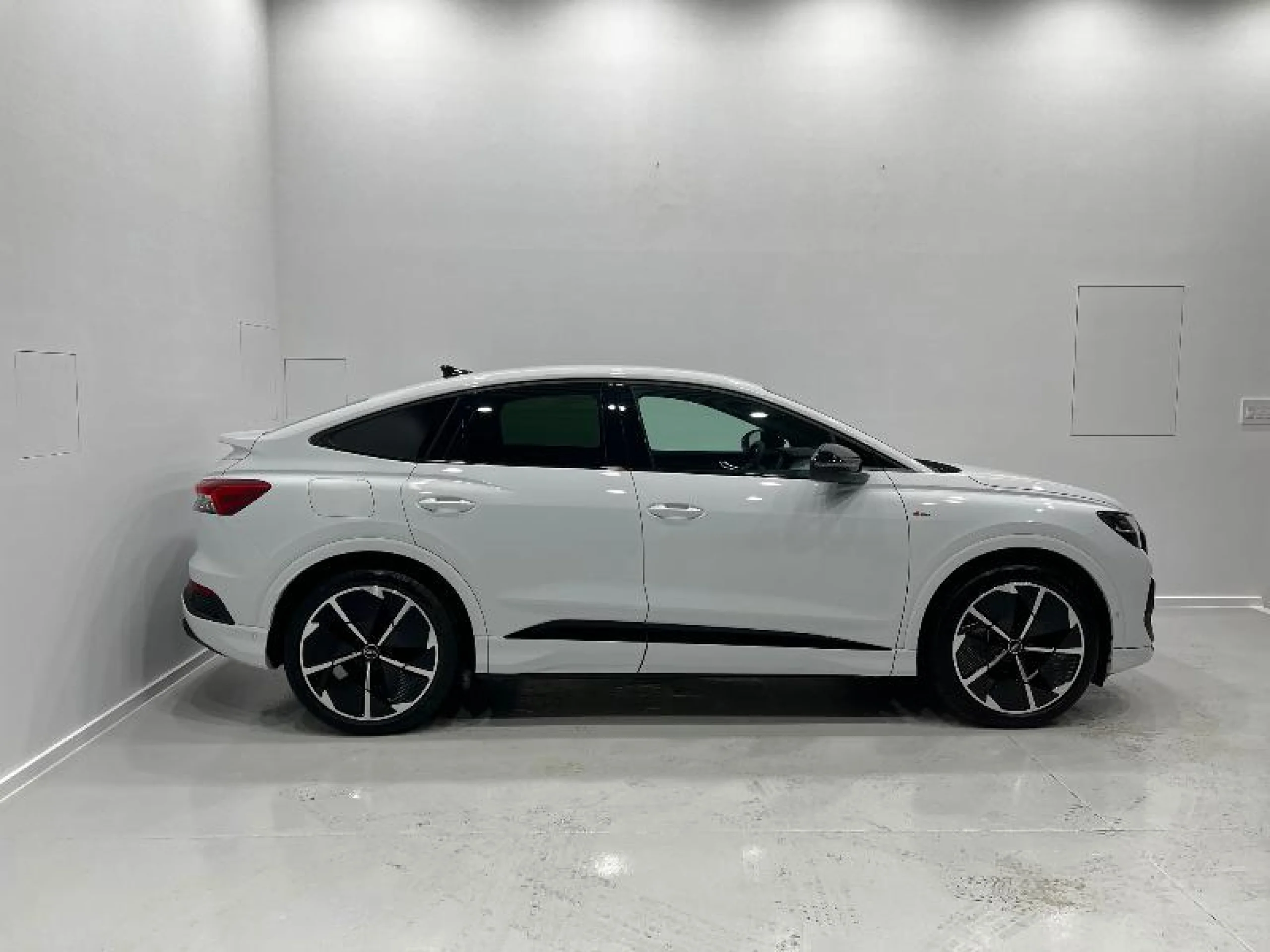 AUDI Q4 SPORTBACK E TRON BLACK LINE EDITION 40 E TRON 150KW 82KWH - Foto 2