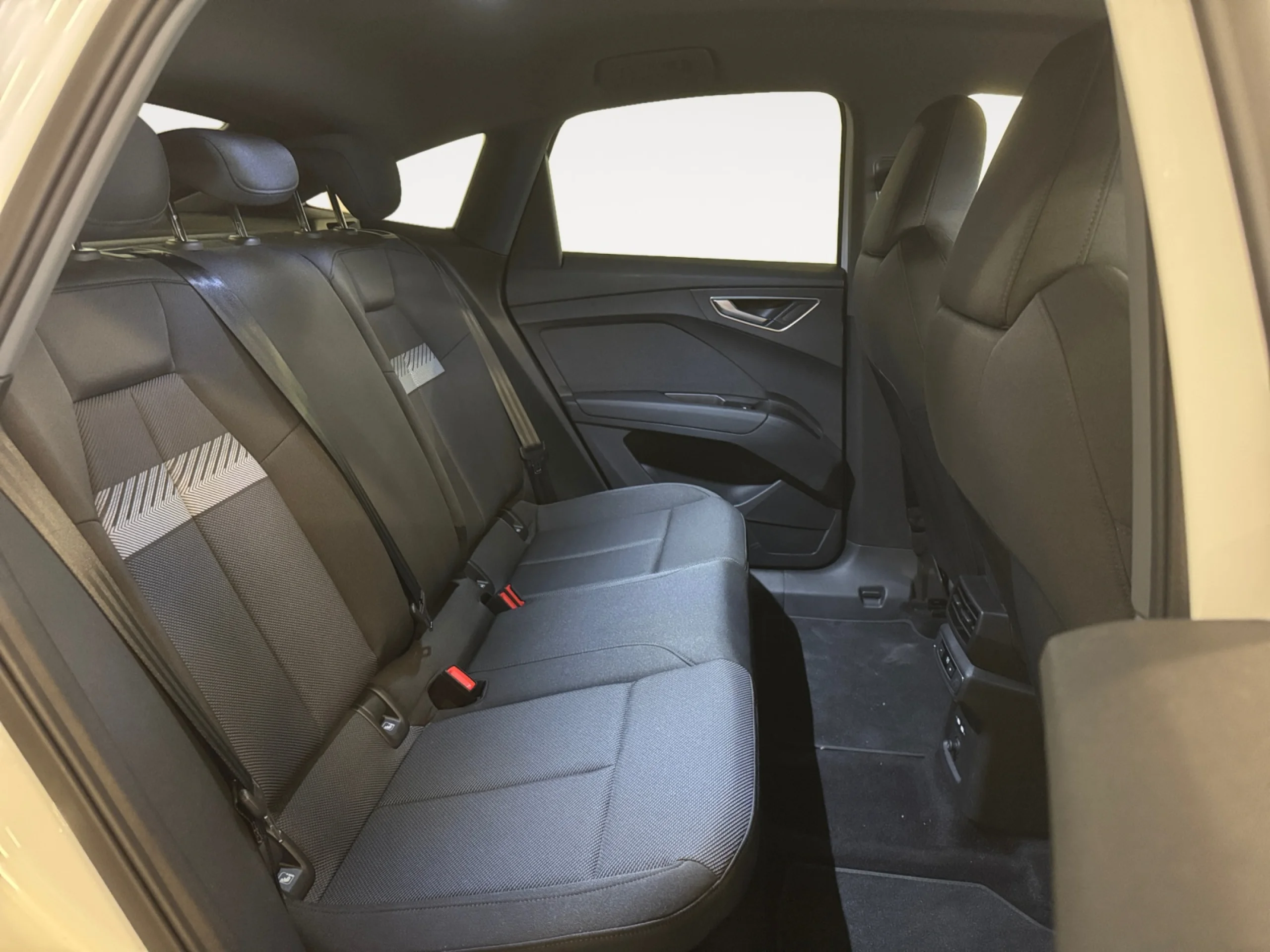 AUDI Q4 Q4 SPORTBACK GENUINE EDITION 45 E TRON  210,00 KW 77,0 KWH - Foto 6