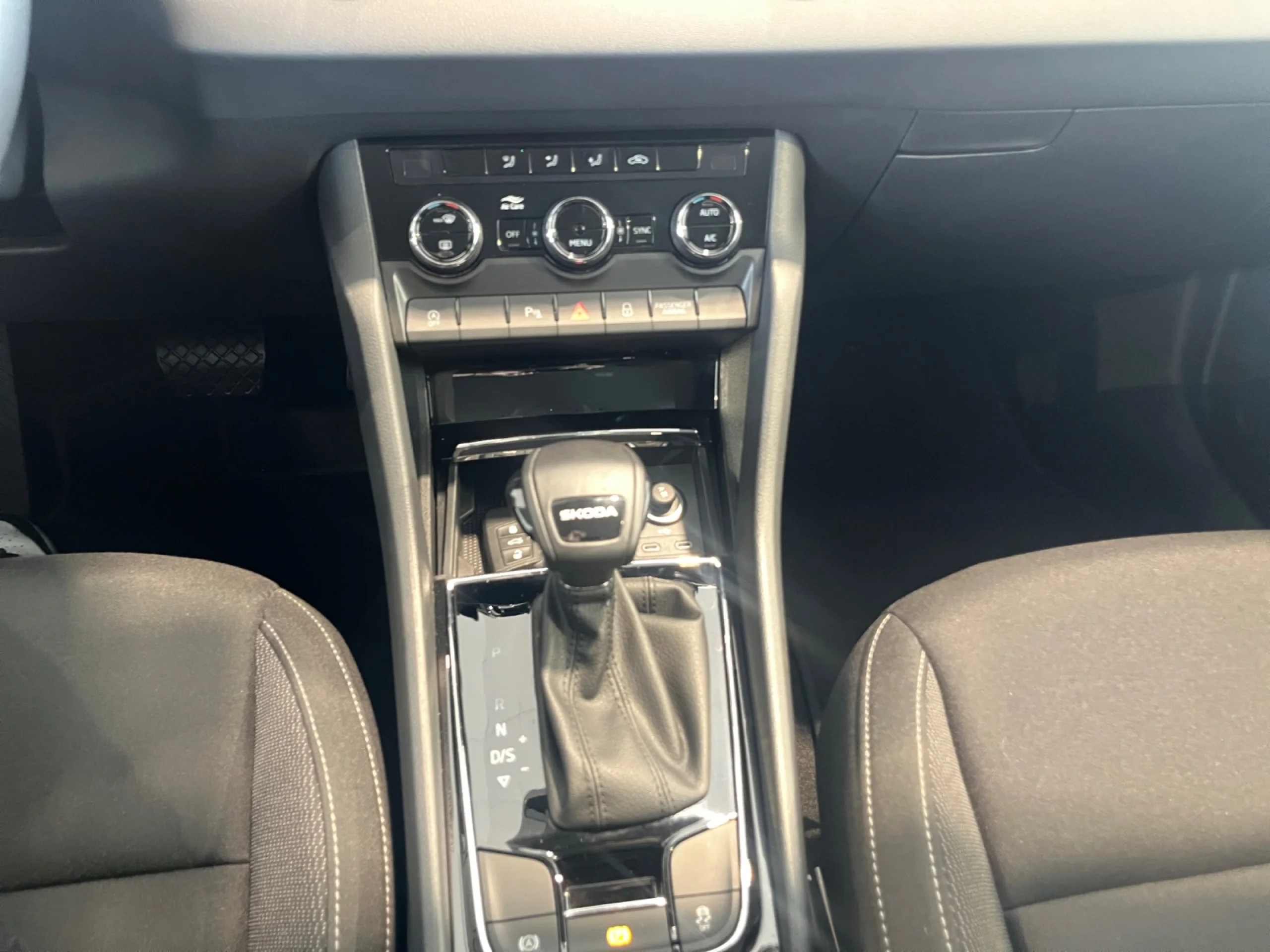 SKODA KAROQ 1.5 TSI 110KW (150CV) DSG ACT SELECTION - Foto 17