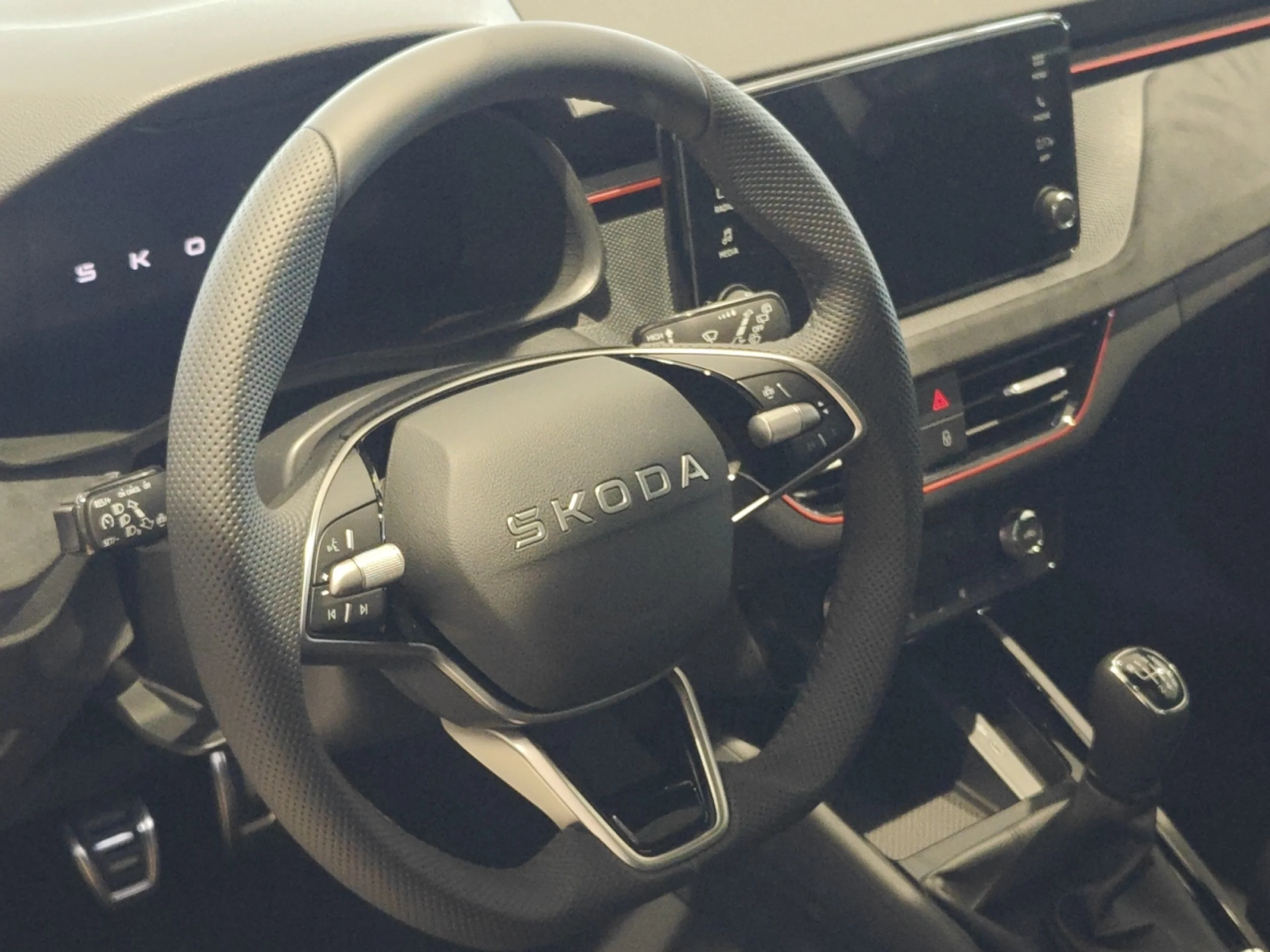 SKODA SCALA 1.5 TSI 110 KW (150 CV) DSG DESIGN - Foto 9