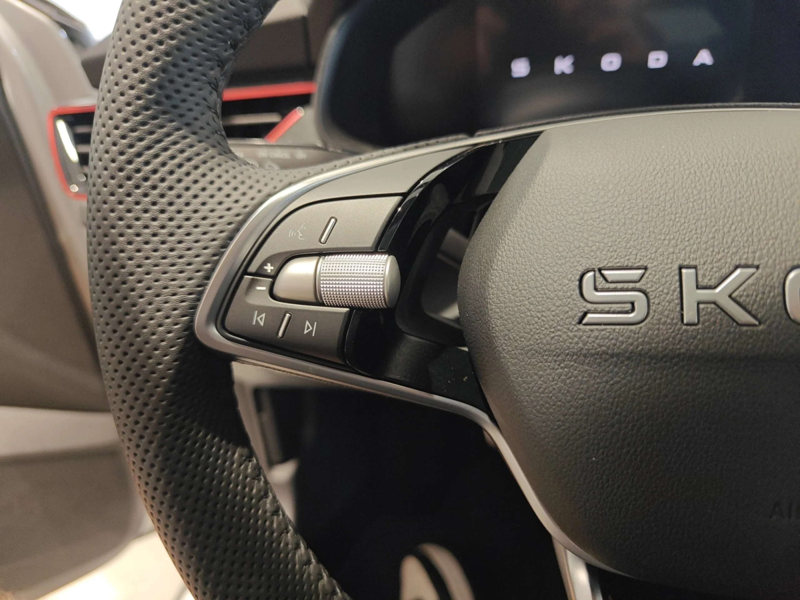 SKODA SCALA 1.5 TSI 110 KW (150 CV) DSG DESIGN - Foto 11