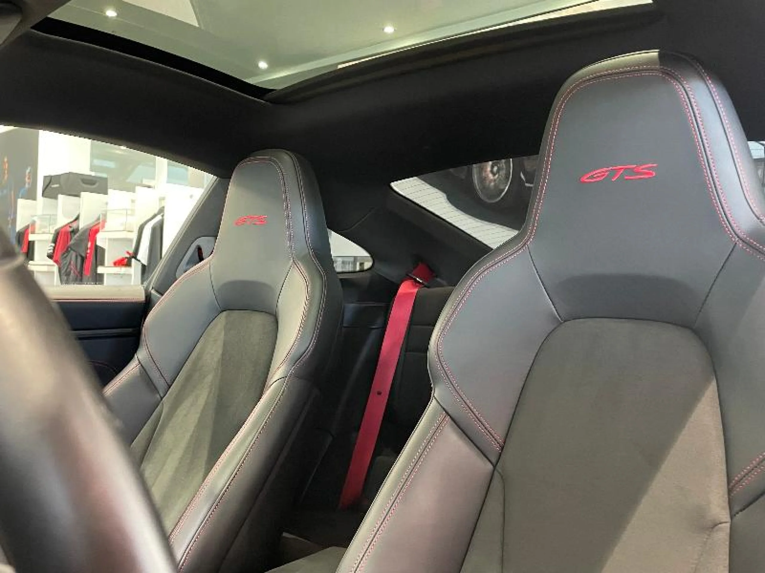 PORSCHE 911 CARRERA 4 GTS COUPÉ - Foto 18