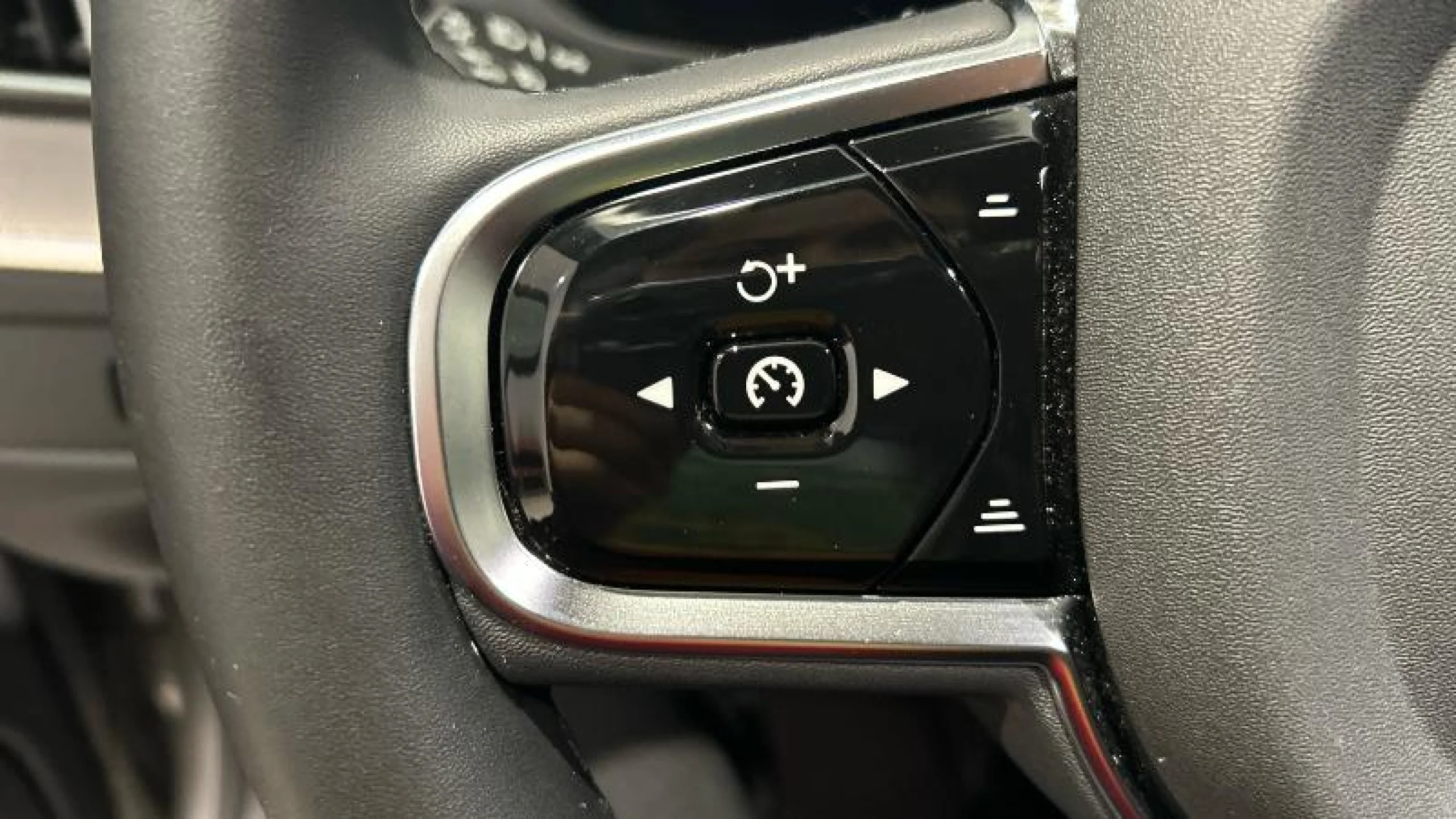 VOLVO XC60 2.0 B4 D PLUS DARK AUTO - Foto 17