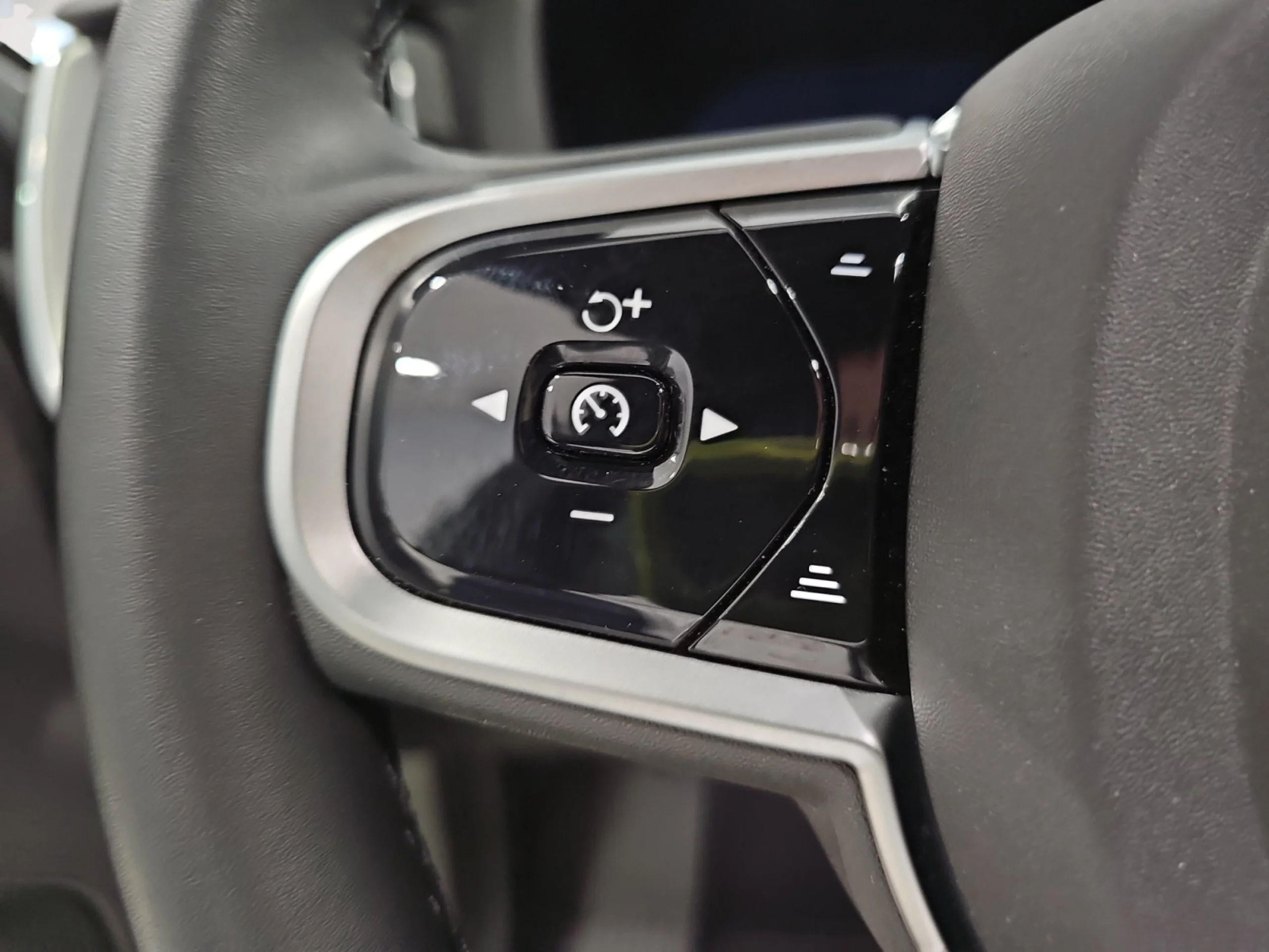 VOLVO XC60 2.0 B5 G MHEV BLACK ED PLUS DARK AT AWD - Foto 12