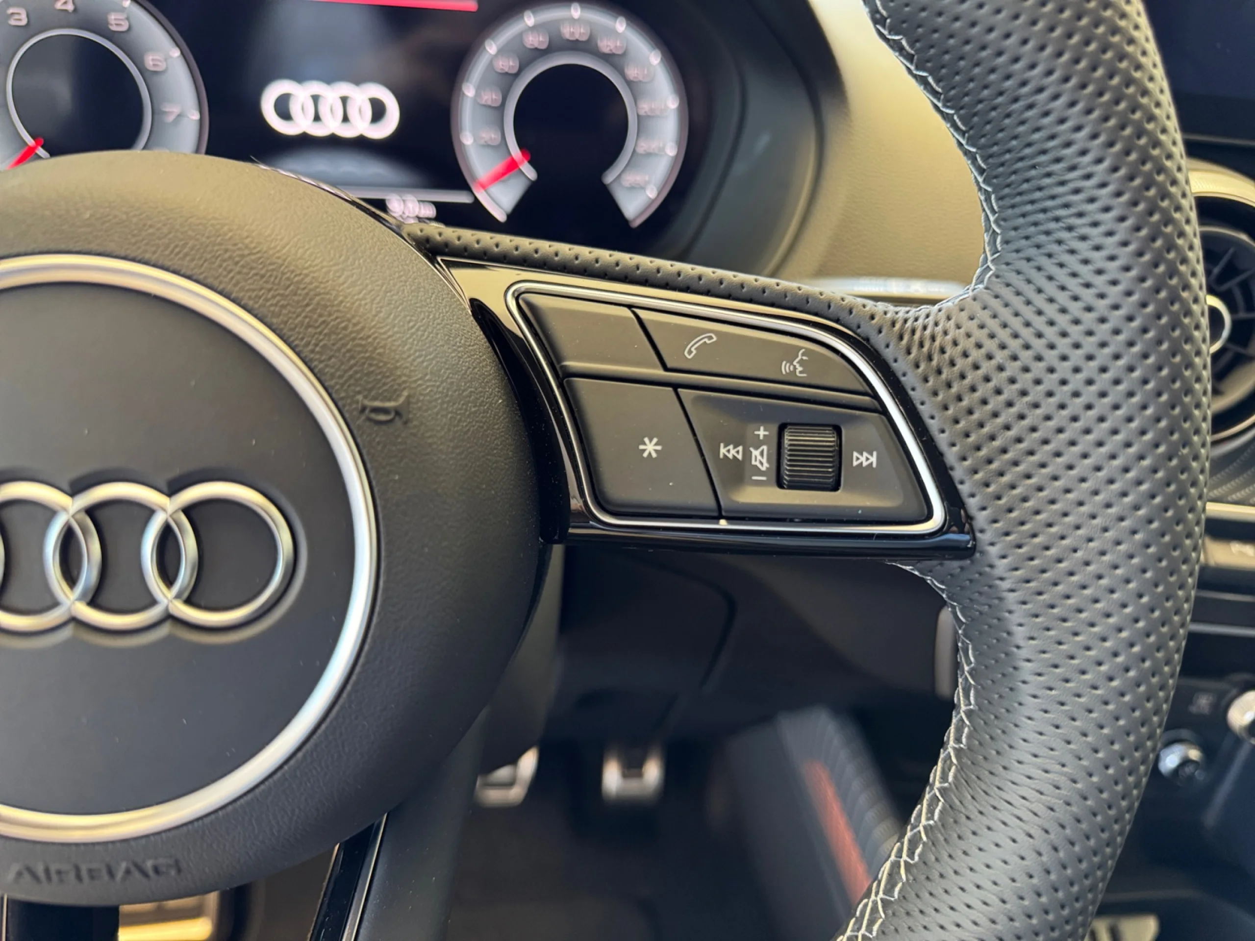 AUDI Q2 ADRENALIN EDITION 35 TFSI 110KW (150CV) - Foto 13