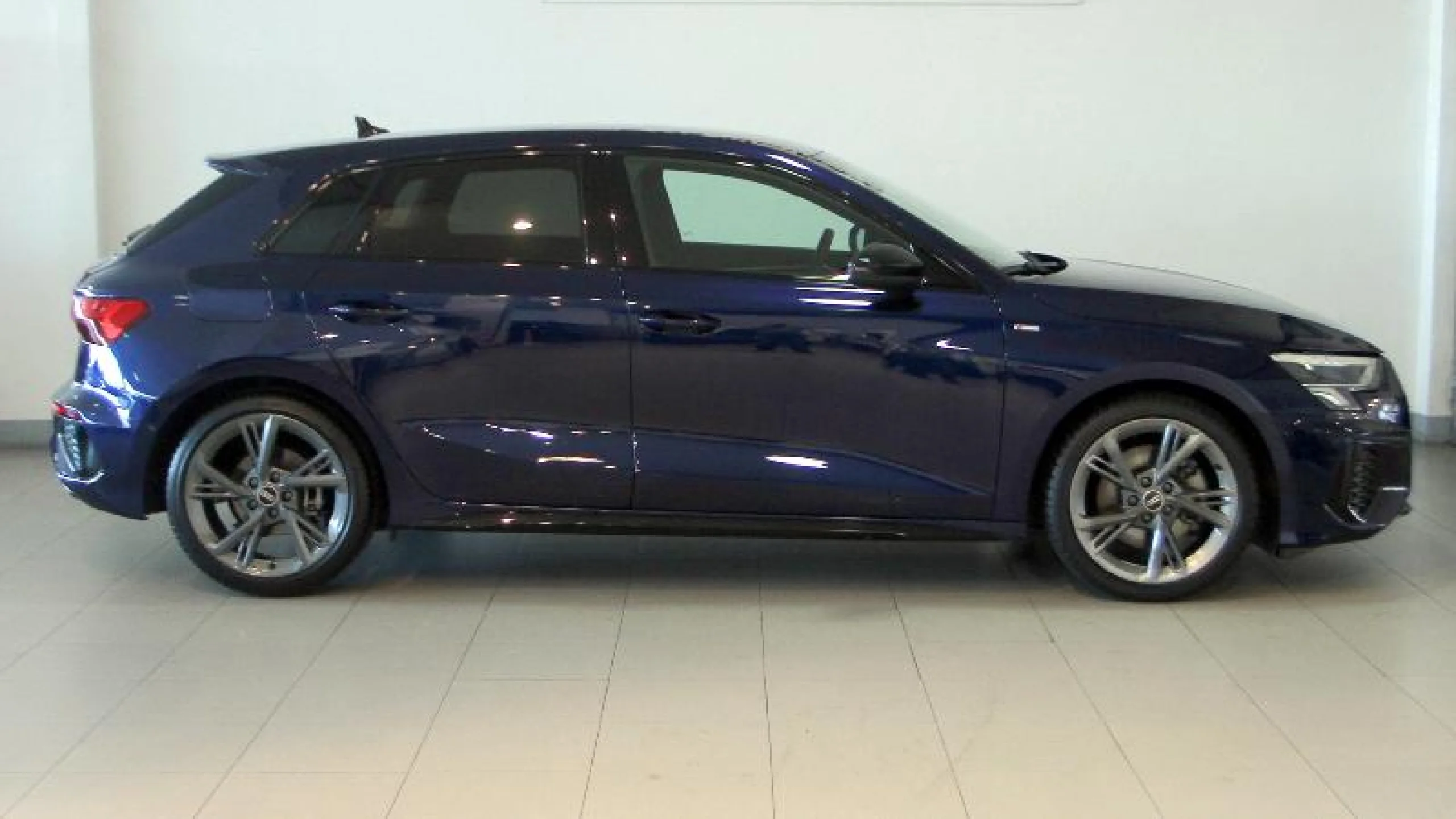 AUDI A3 SPORTBACK BLACK LINE 35 TFSI 110KW S TRO - Foto 3