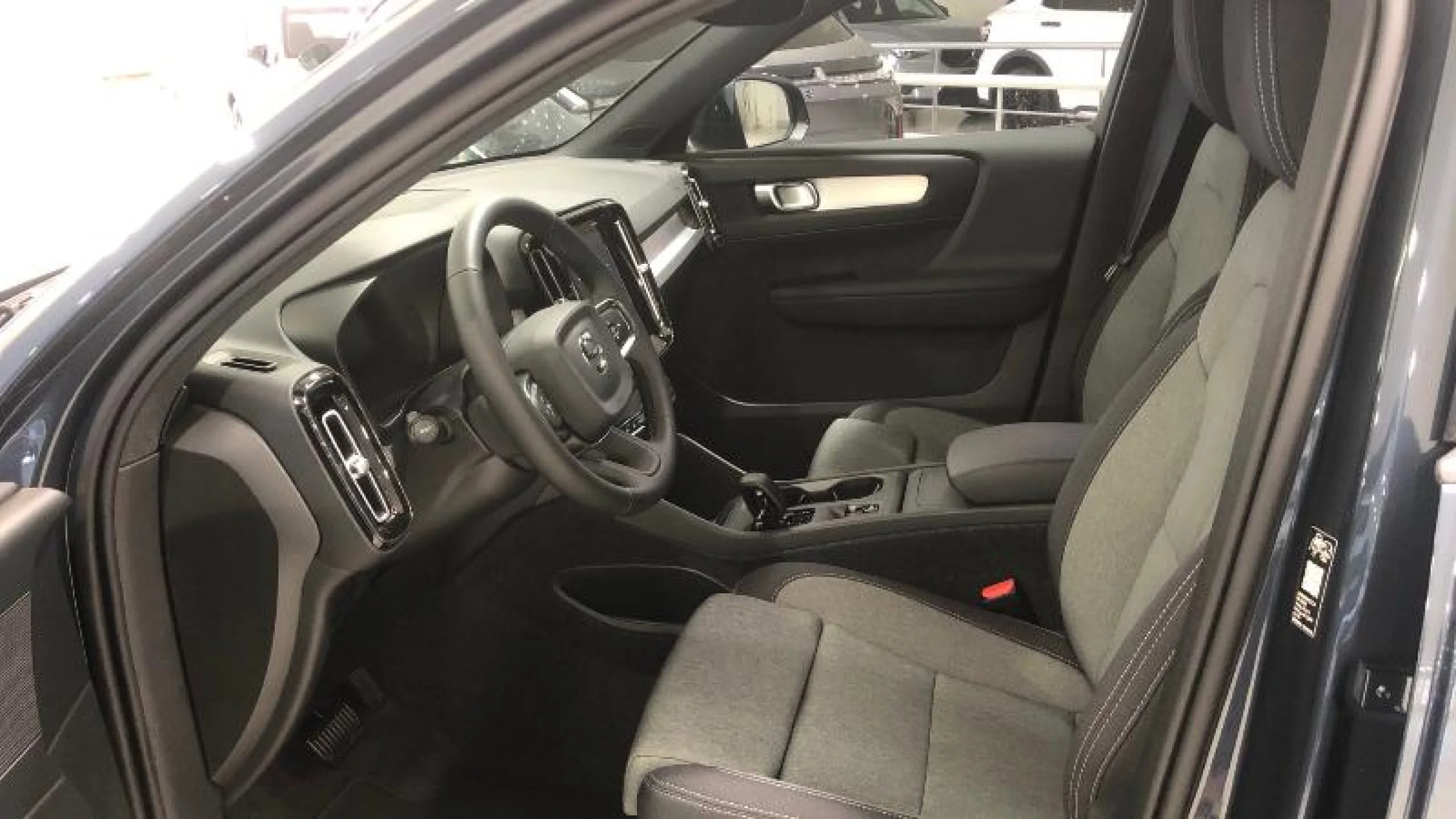VOLVO XC40 2.0 B3 G CORE AUTO - Foto 4