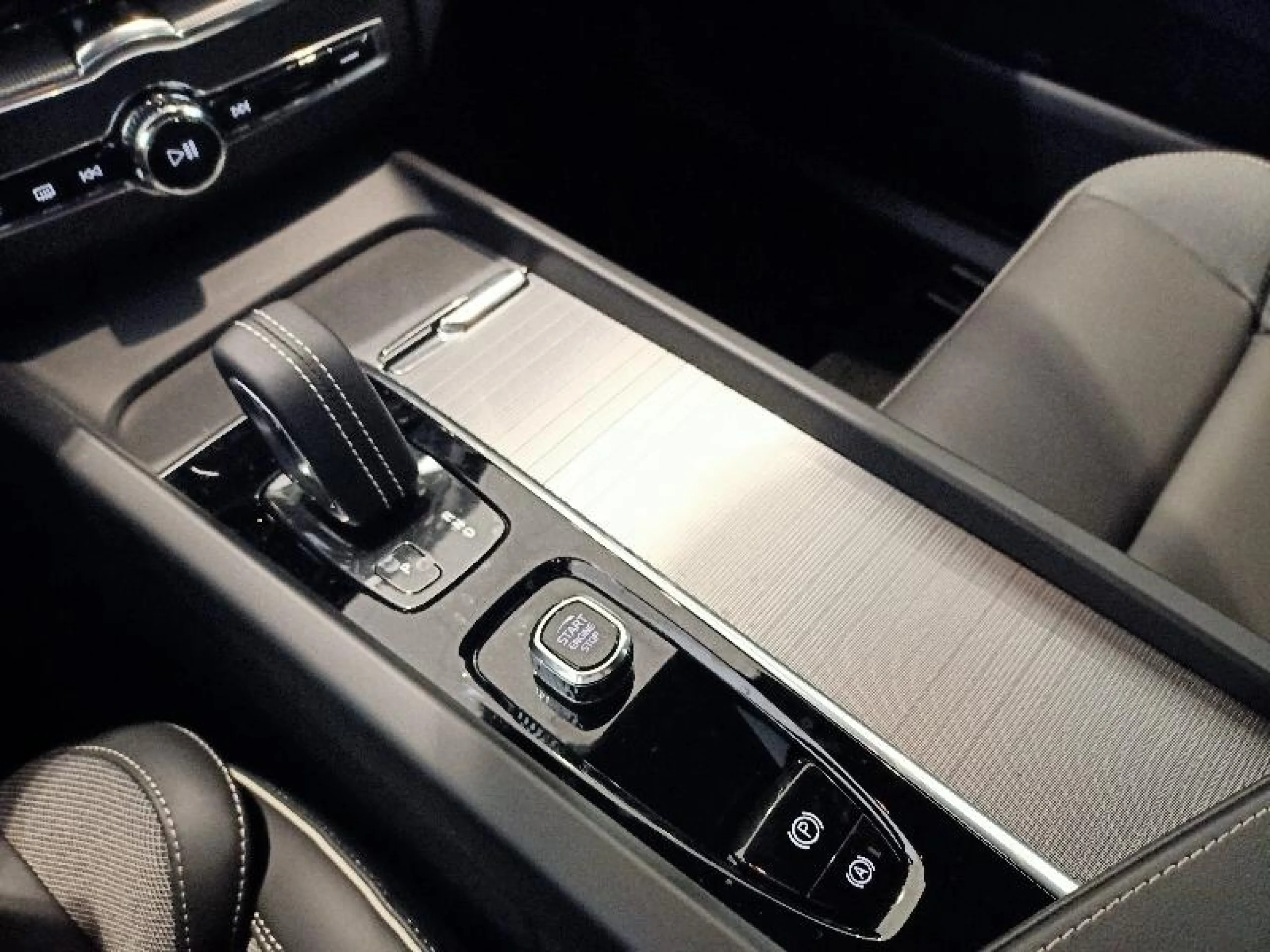 VOLVO XC60 2.0 B4 D R DESIGN AUTO - Foto 17