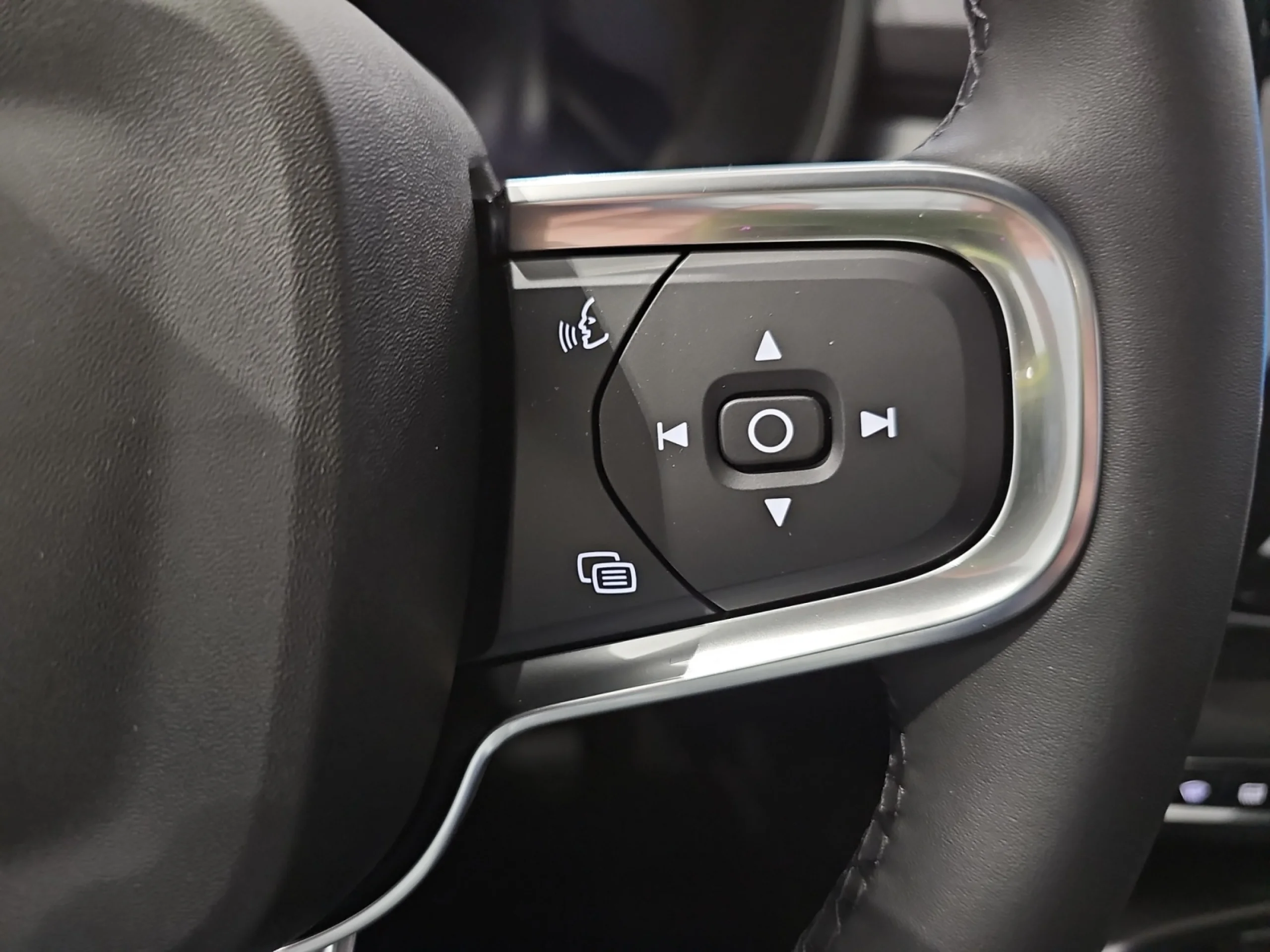 VOLVO XC40 2.0 B3 G PLUS DARK AUTO - Foto 13