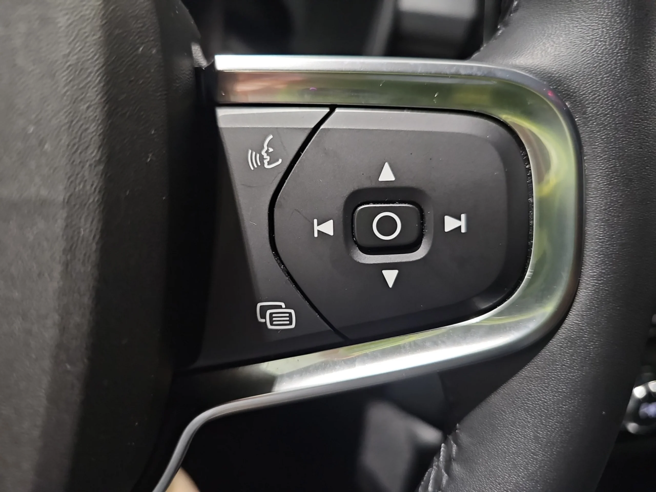 VOLVO XC40 2.0 B3 G PLUS DARK AUTO - Foto 13