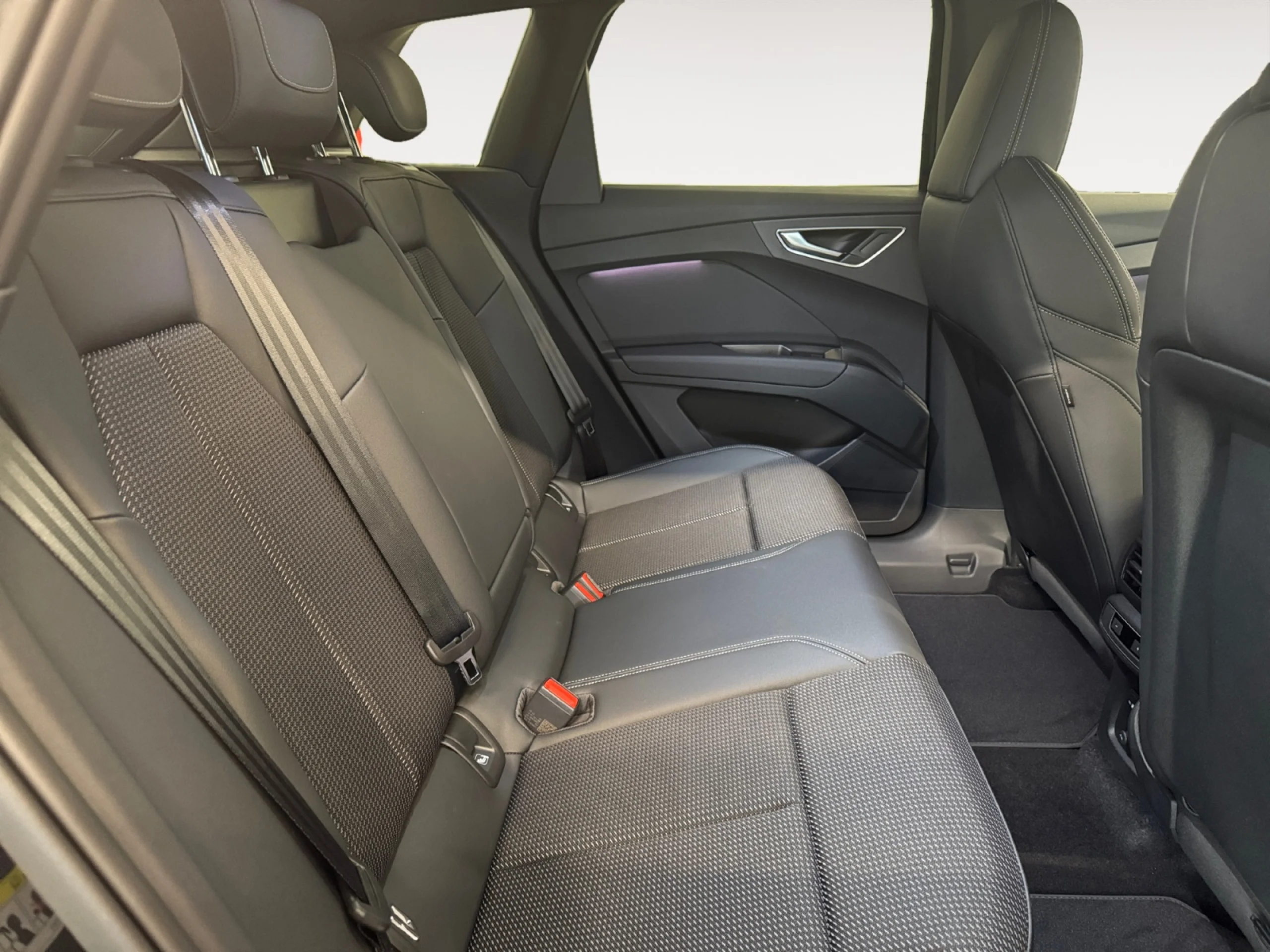 AUDI Q4 E TRON GENUINE EDITION 45 E TRON 210KW 82KWH - Foto 6