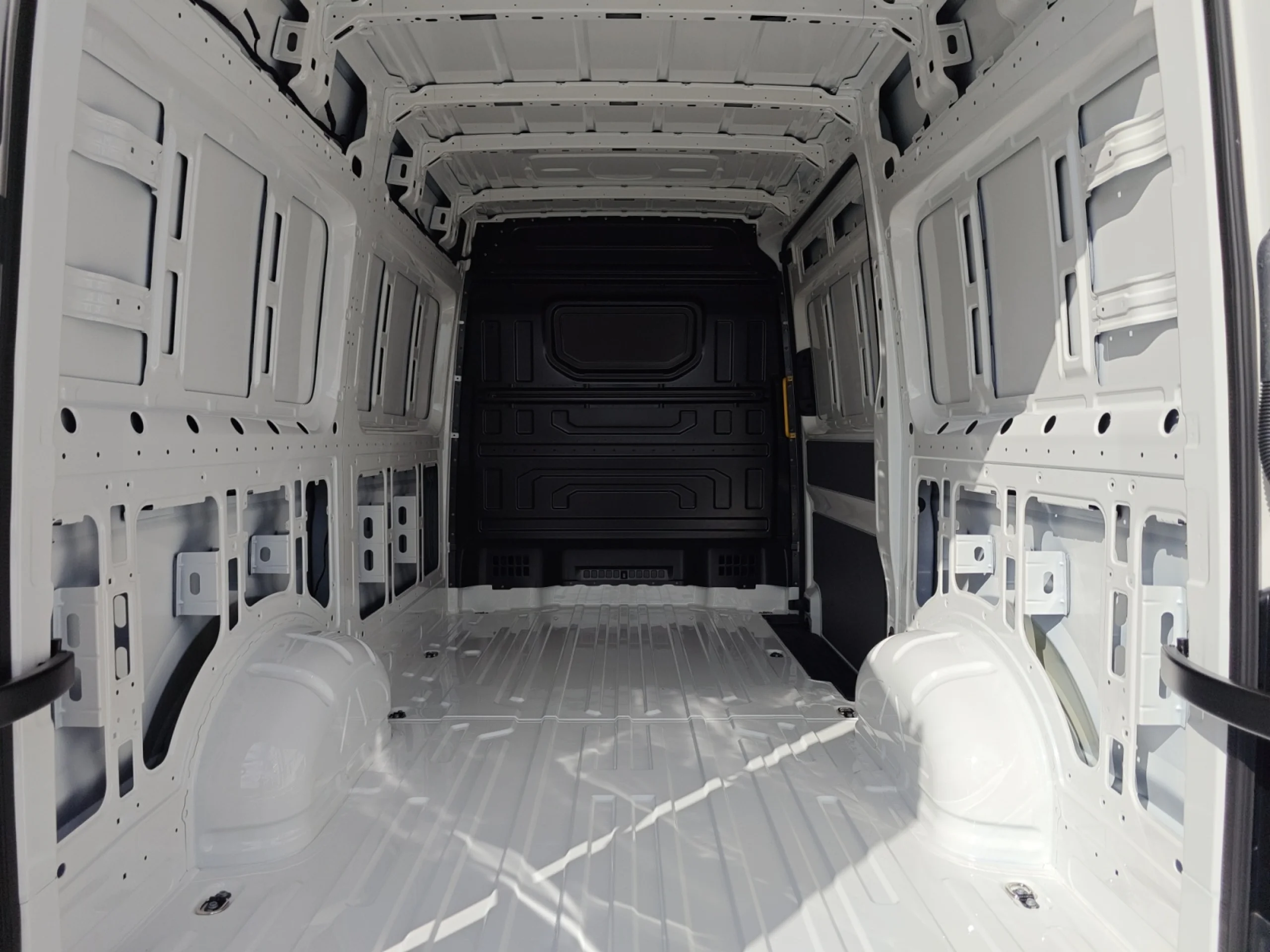 VOLKSWAGEN CRAFTER 35 FURGÓN BM TN L3H2 2.0TDI 103KW(140CV) - Foto 7