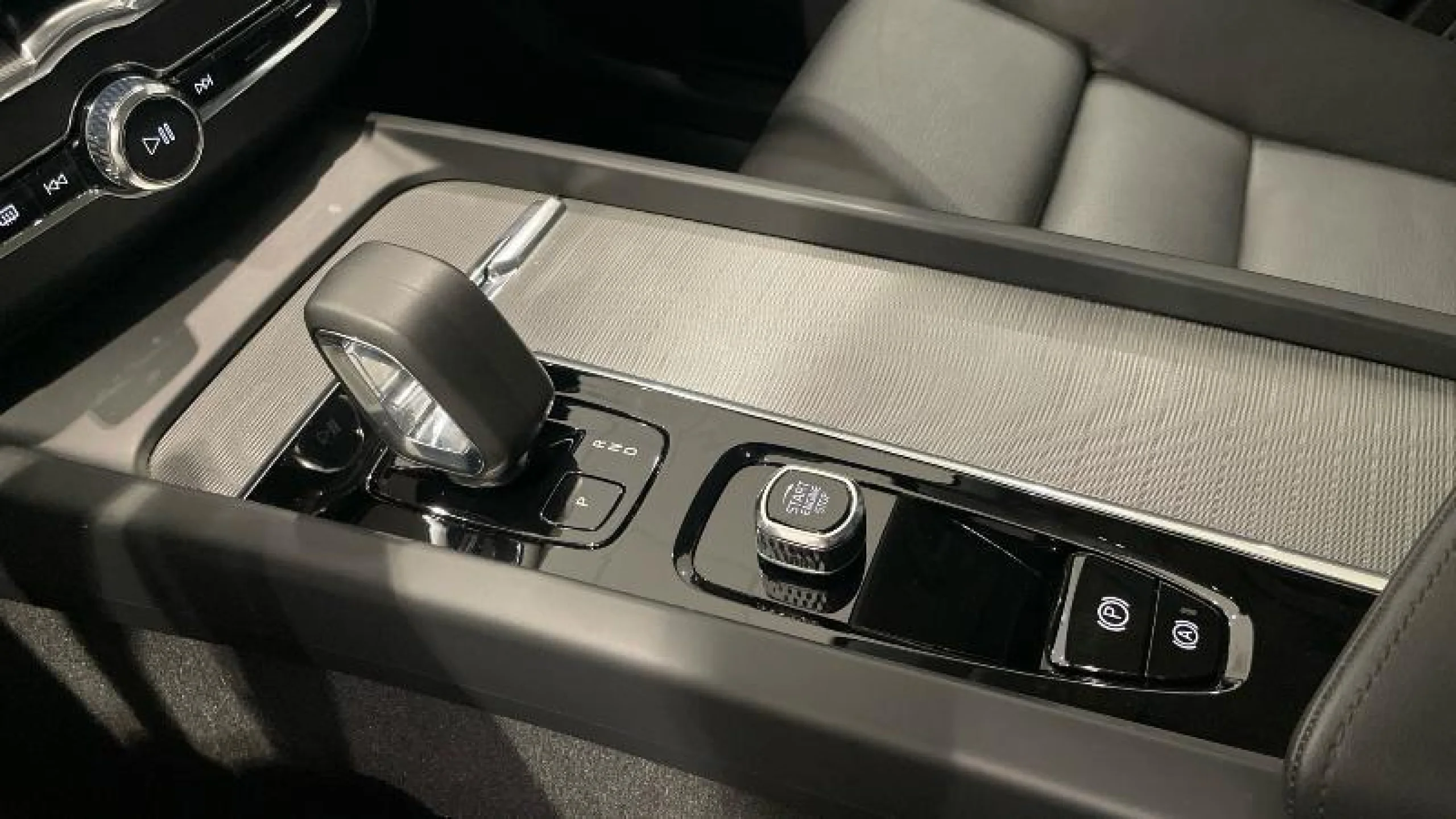 VOLVO XC60 2.0 B4 D PLUS DARK AUTO - Foto 15