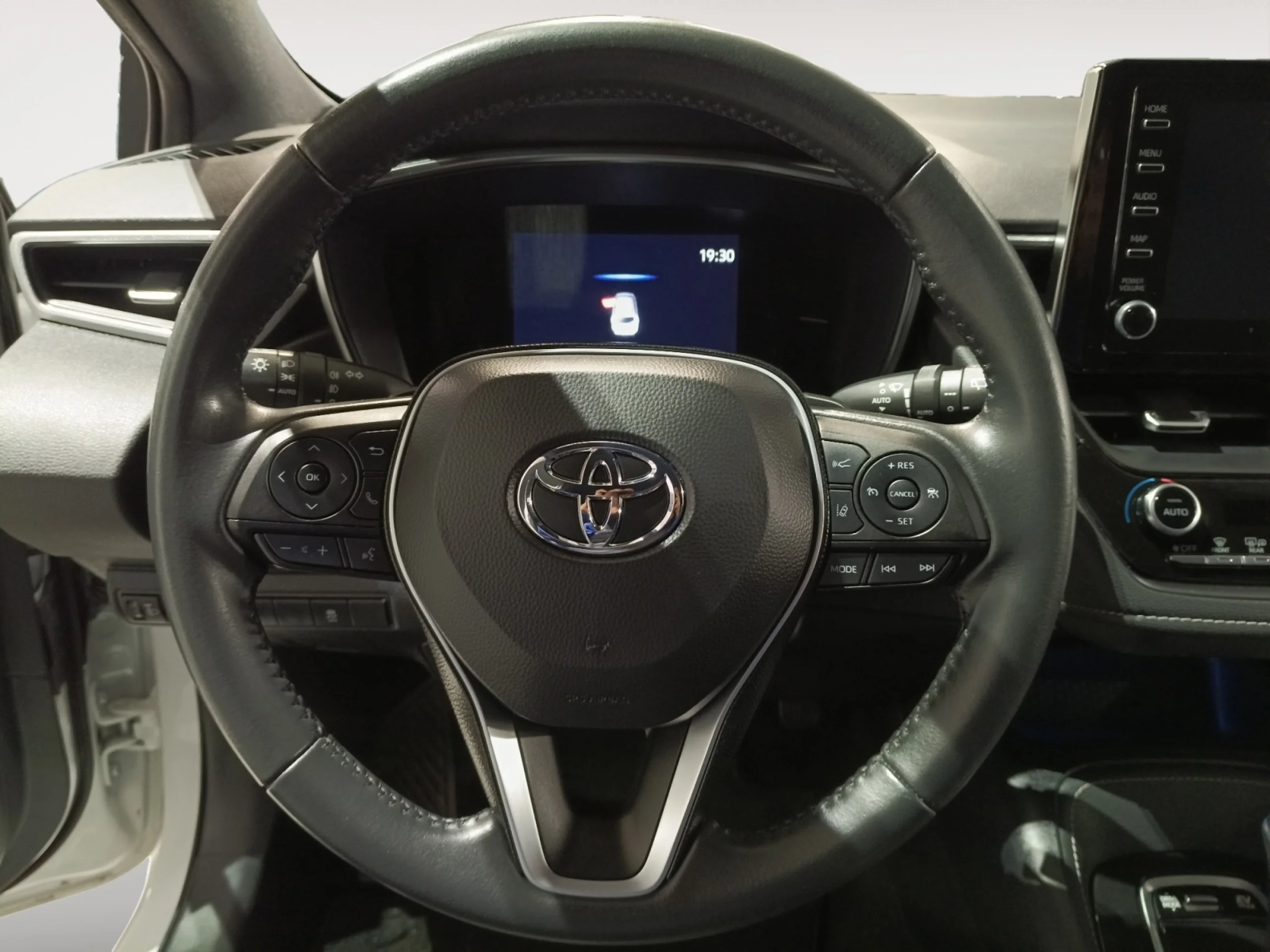 TOYOTA COROLLA 2.0 180H STYLE E CVT TOURING SPORT - Foto 11