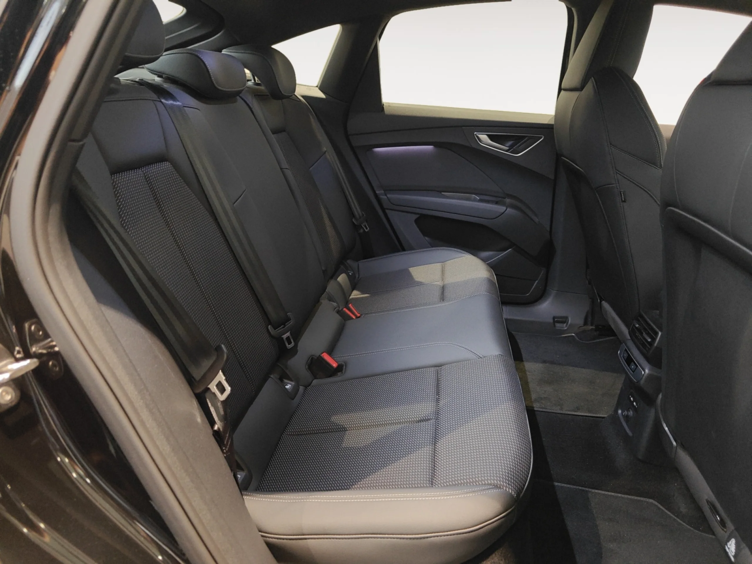 AUDI Q4 SPORTBACK GENUINE EDITION 45 E TRON 210KW 82KWH - Foto 12