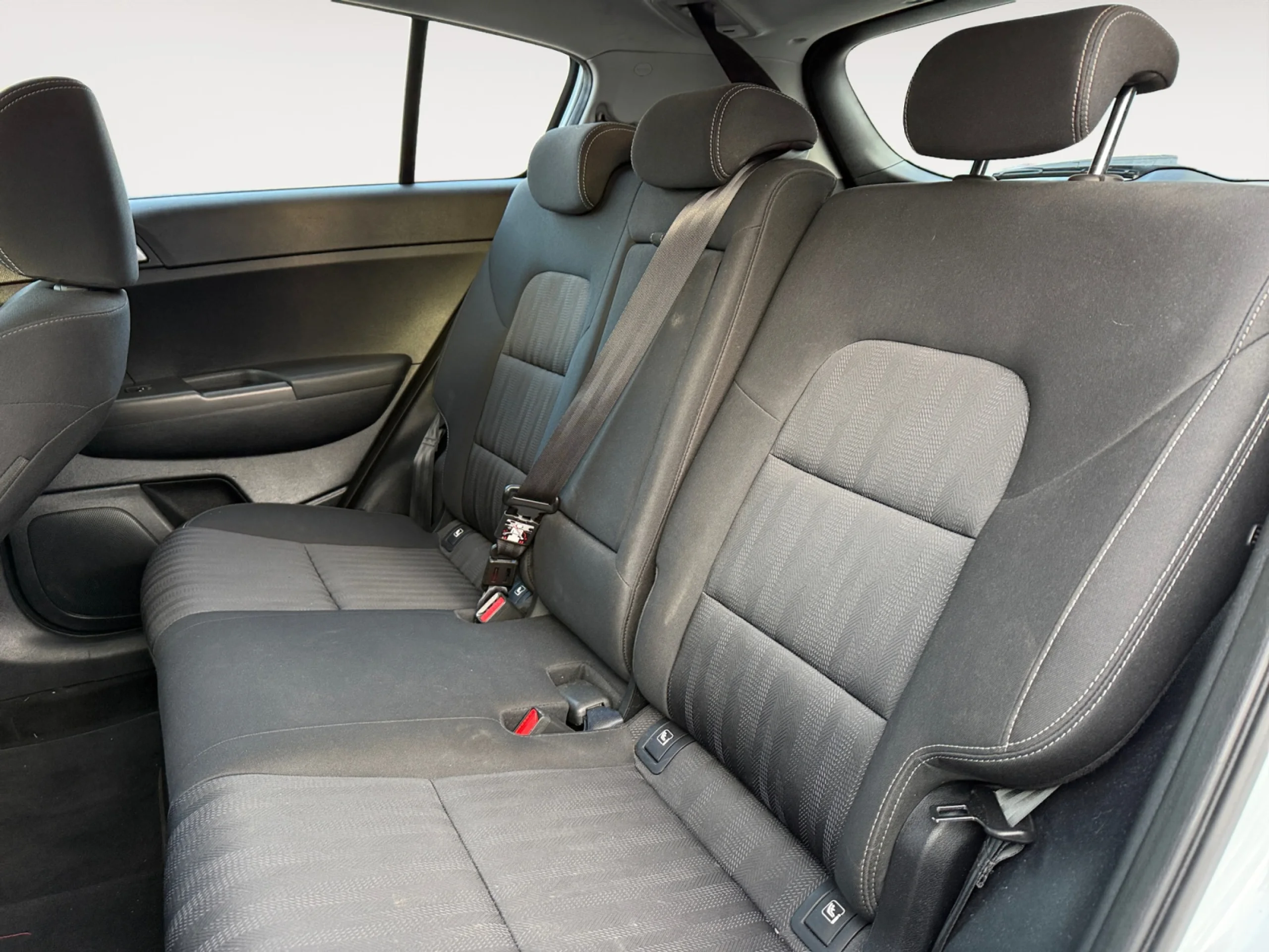 KIA SPORTAGE 1.6 MHEV BUSINESS DCT 100KW (136CV) 4X2 - Foto 5