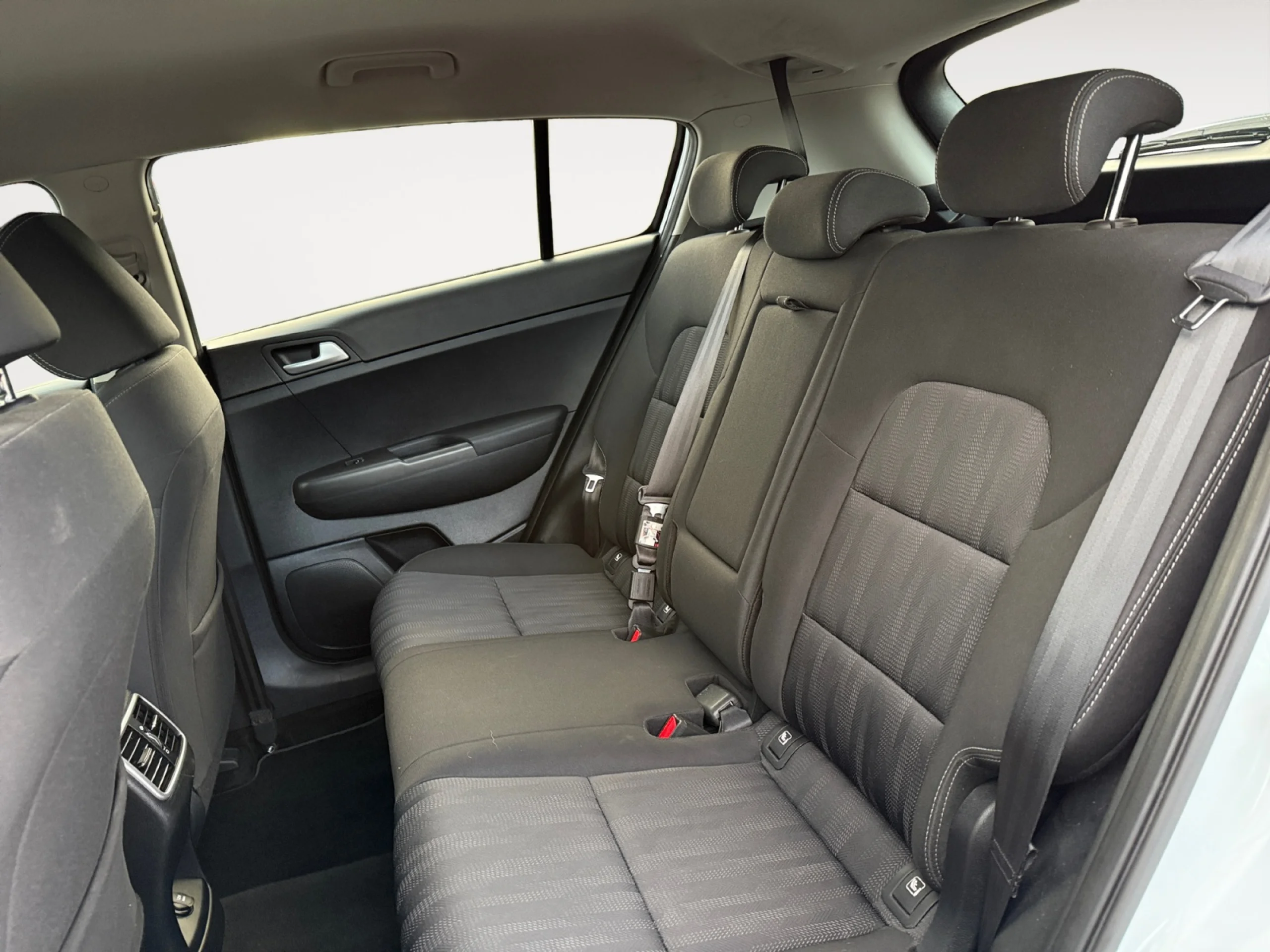 KIA SPORTAGE 1.6 MHEV BUSINESS DCT 100KW (136CV) 4X2 - Foto 6