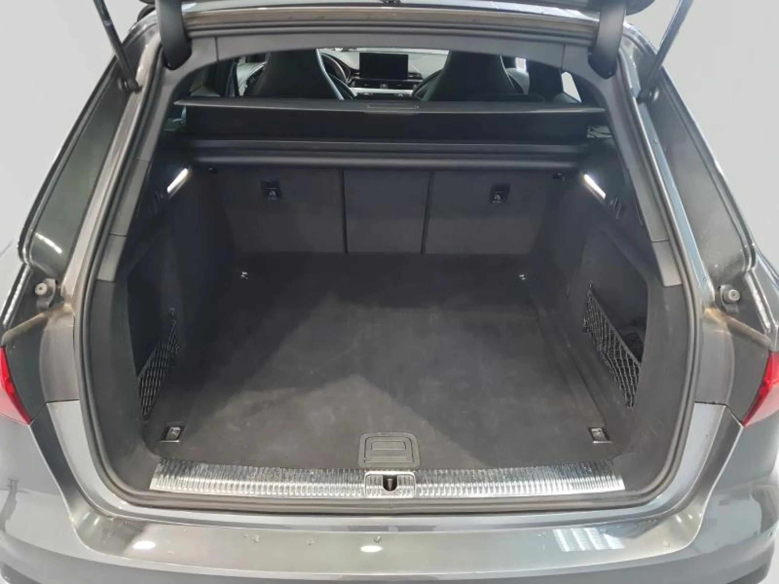 AUDI A4 AVANT BLACK LIMITED 35 TFSI 110KW S TRON - Foto 12