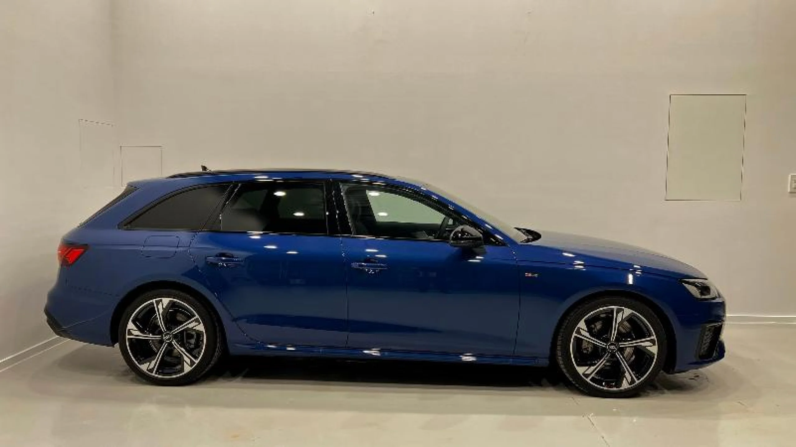 AUDI A4 AVANT BLACK LIMITED 35 TDI 120KW S TRON - Foto 3