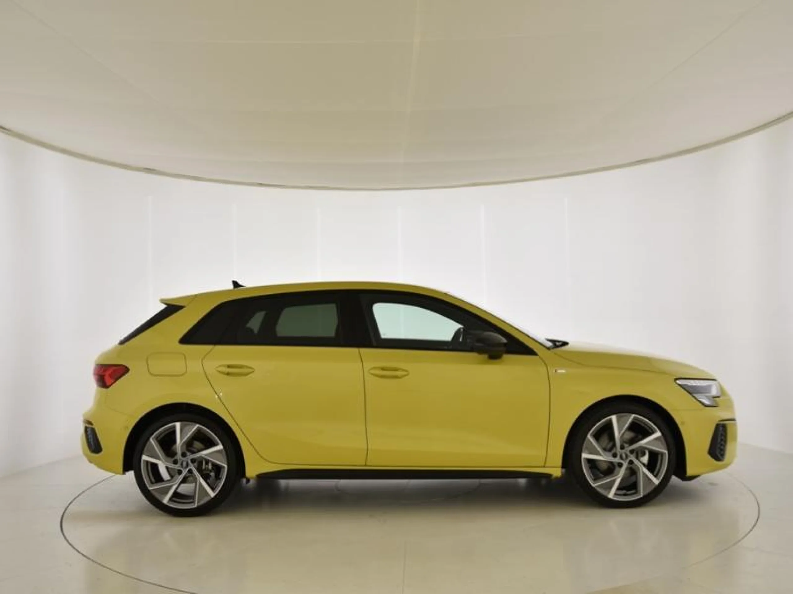 AUDI A3 SPORTBACK BLACK LINE 35 TFSI 110KW S TRO - Foto 3