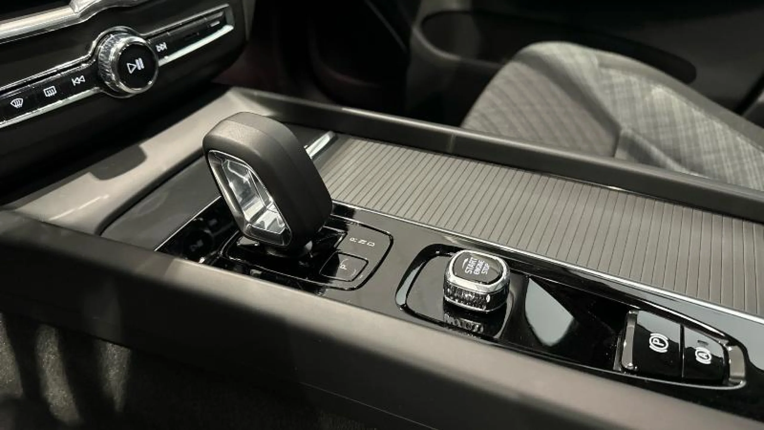 VOLVO XC60 2.0 T6 AWD RECHARGE CORE AUTO - Foto 16