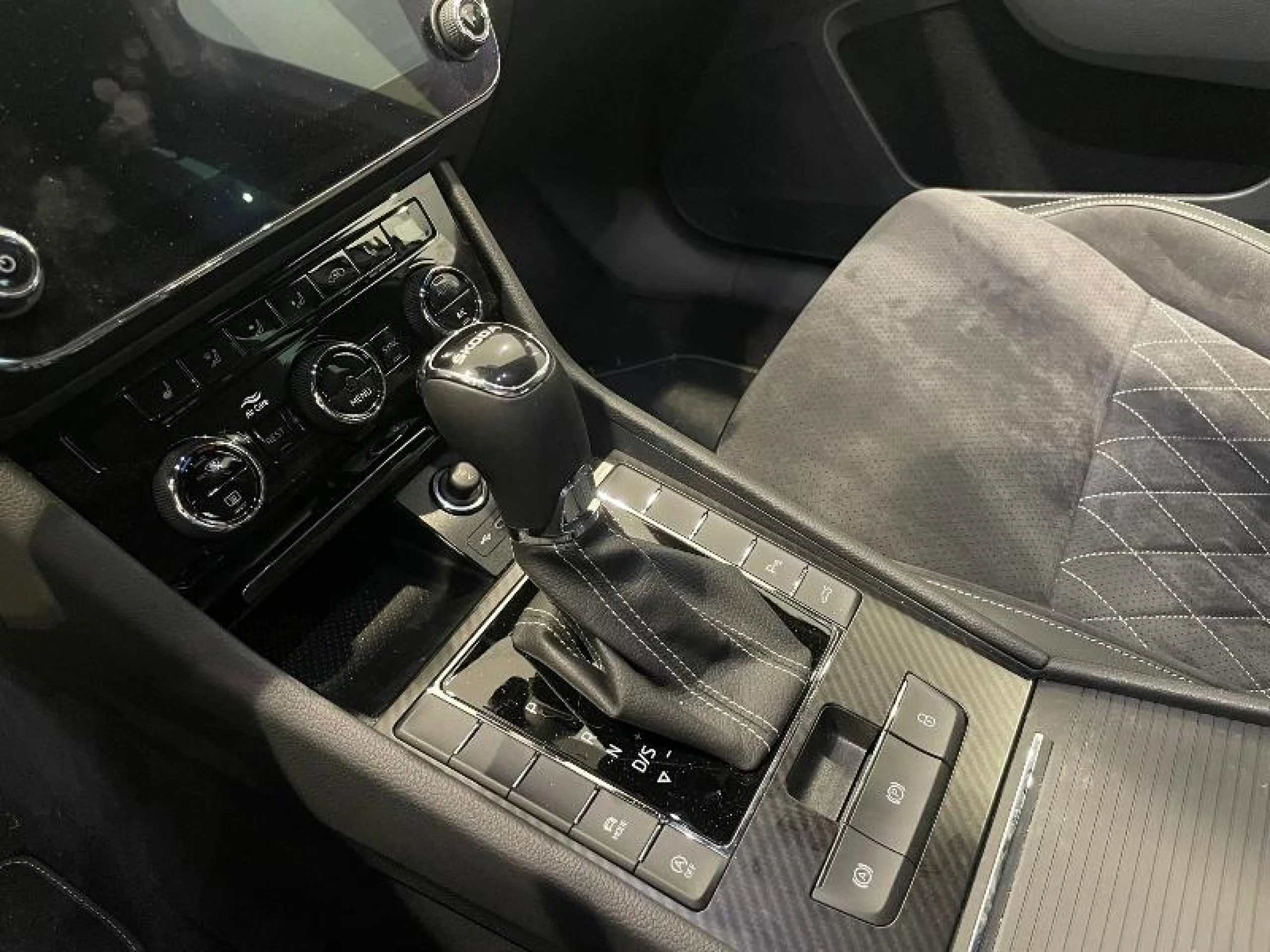 SKODA Superb 2.0 TDI 110KW (150CV) DSG SPORTLINE - Foto 12