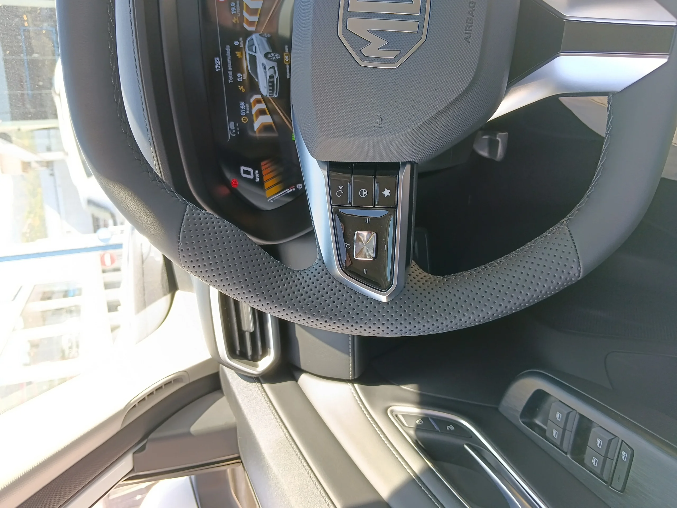 MG Zs 1.5 LUXURY - Foto 12