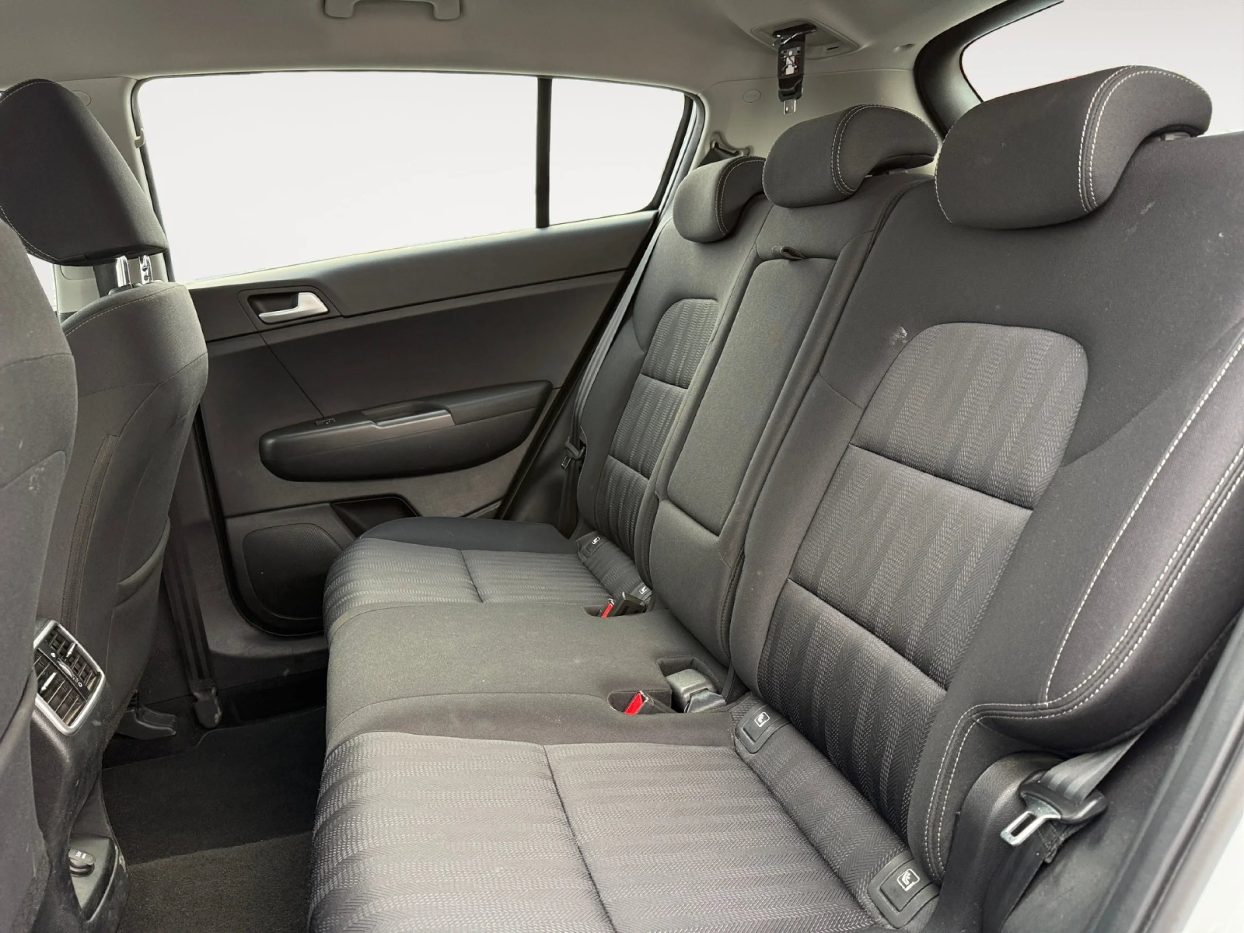 KIA SPORTAGE 1.6 MHEV BUSINESS 100KW (136CV) 4X2 - Foto 6