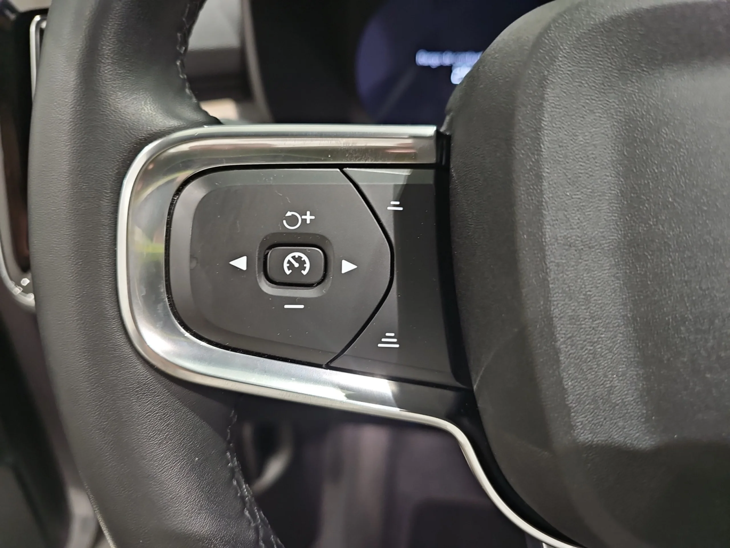 VOLVO XC40 2.0 B3 G PLUS DARK AUTO - Foto 12