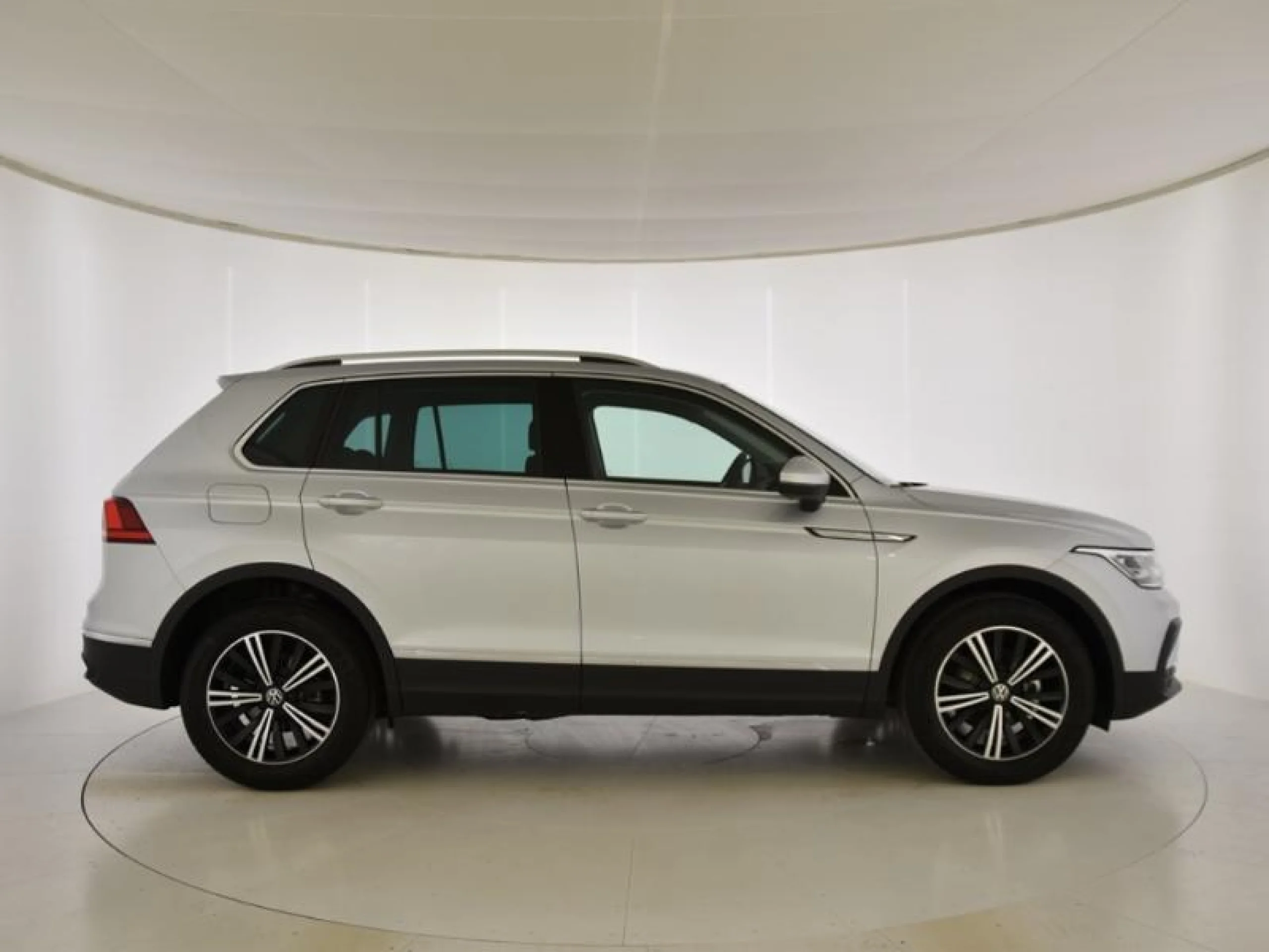 VOLKSWAGEN TIGUAN LIFE 2.0 TDI 90KW (122CV) - Foto 3