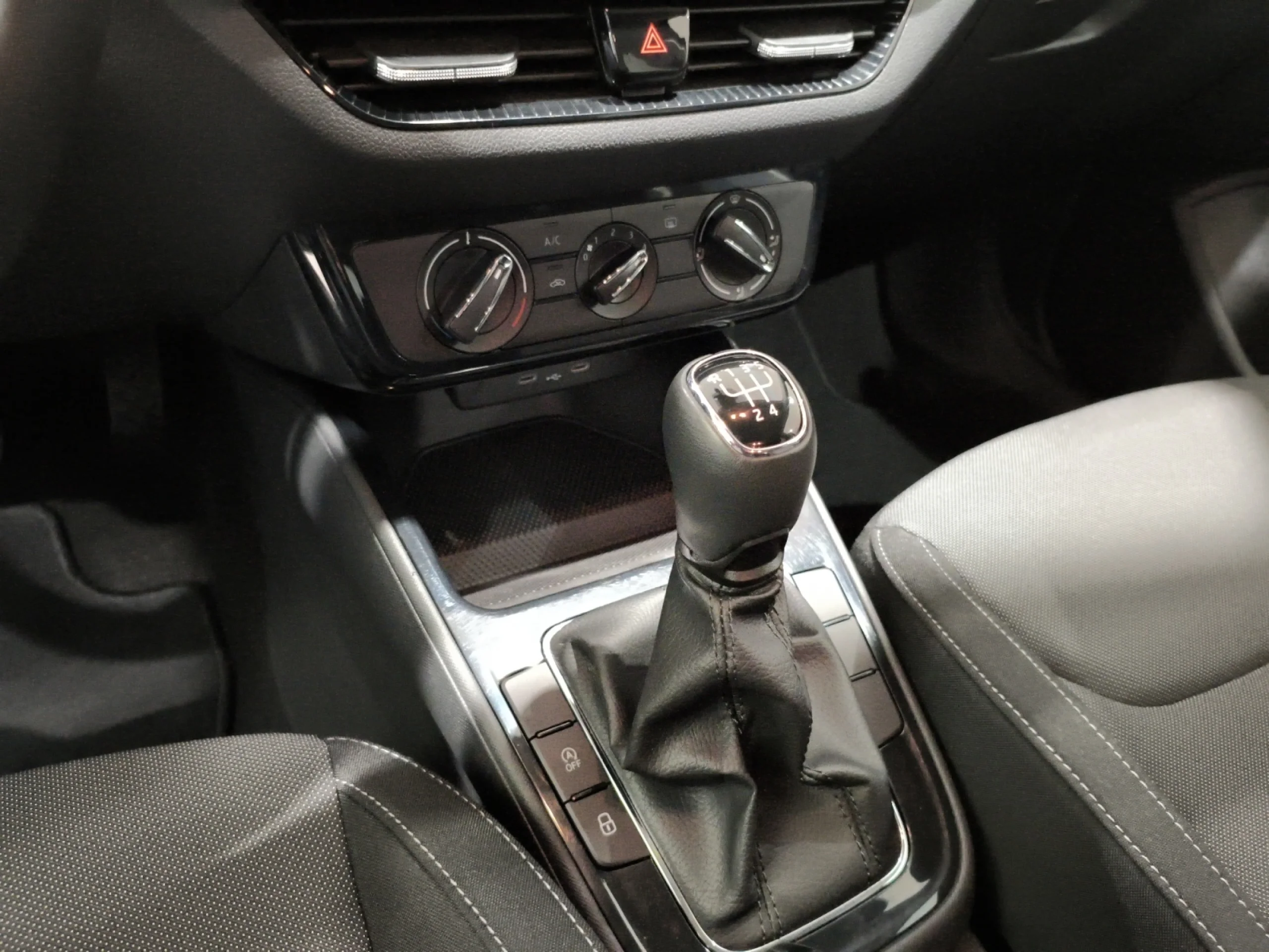 SKODA FABIA 1.0 TSI 70KW (95CV) DESIGN - Foto 12