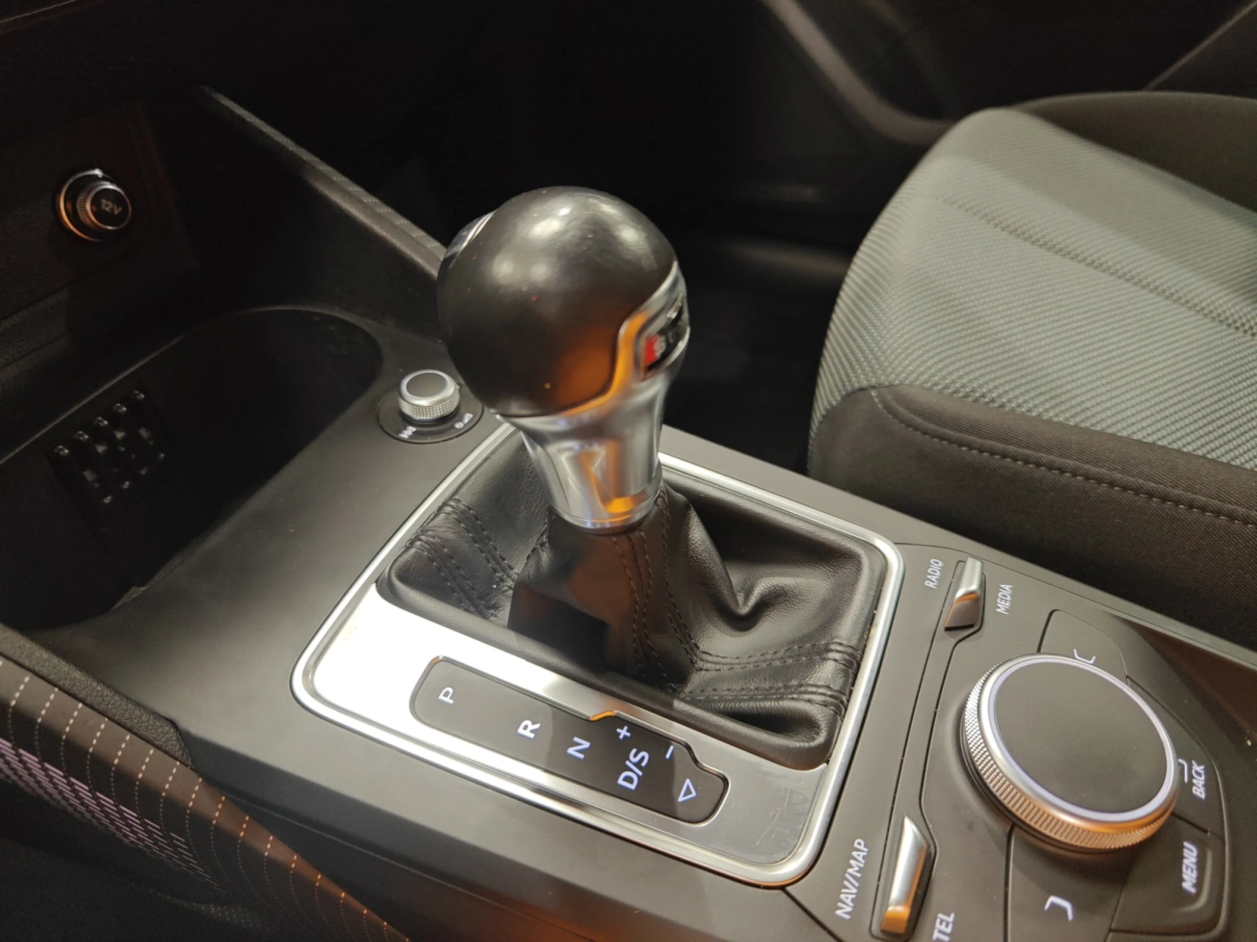 AUDI Q2 DESIGN 30 TDI 85KW (116CV) S TRONIC - Foto 17