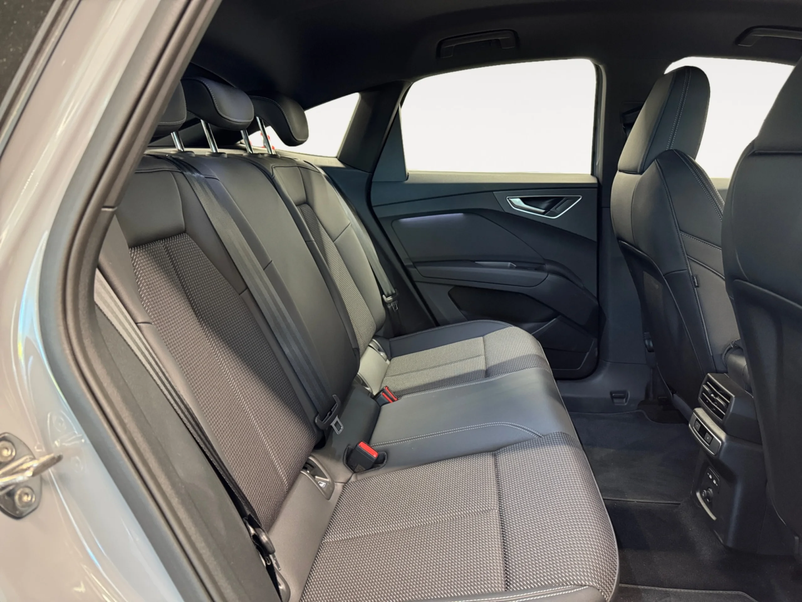 AUDI Q4 SPORTBACK GENUINE EDITION 45 E TRON 210KW 82KWH - Foto 9