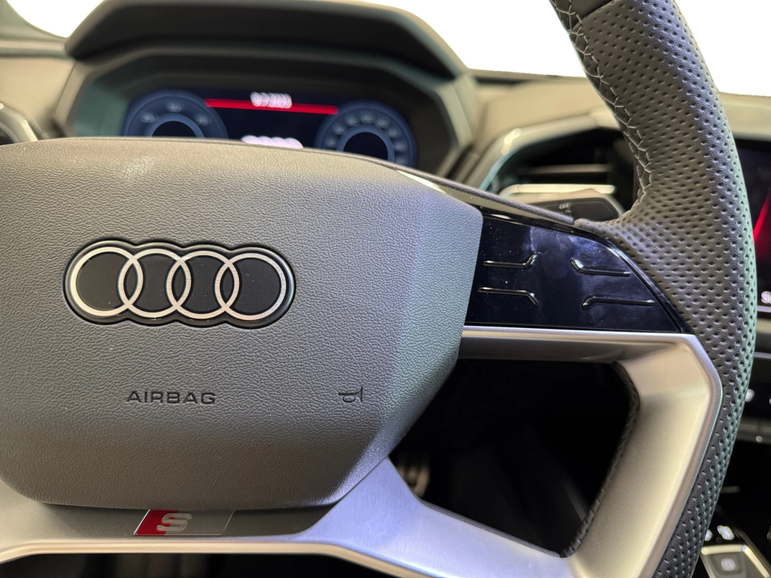 AUDI Q4 SPORTBACK GENUINE EDITION 45 E TRON 210KW 82KWH - Foto 12