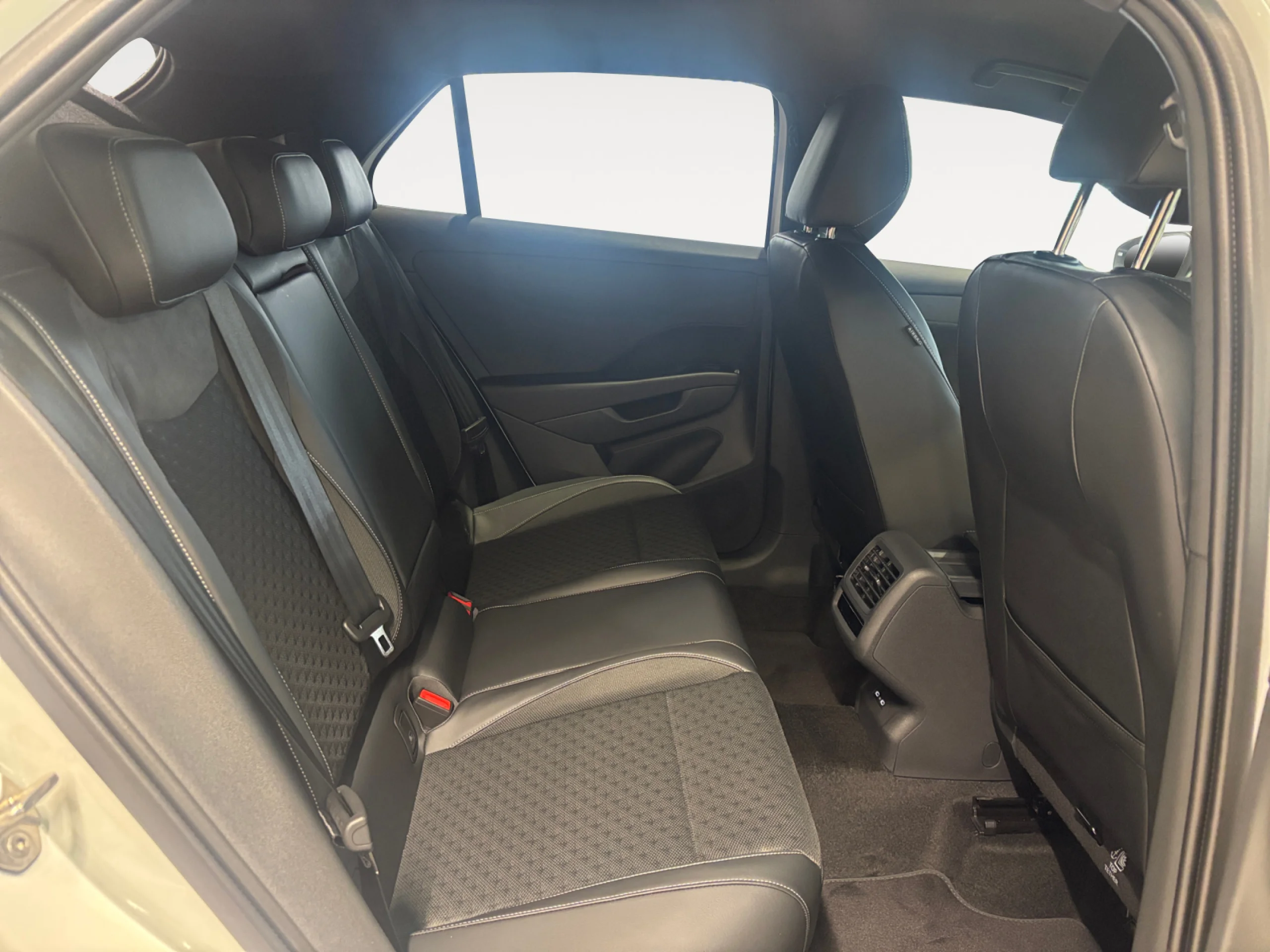 VOLKSWAGEN T ROC T ROC R LINE 1ST EDITION 1.5 ETSI 110 KW (150 CV)  AUTOMÁTICO DSG 7 VEL. - Foto 6