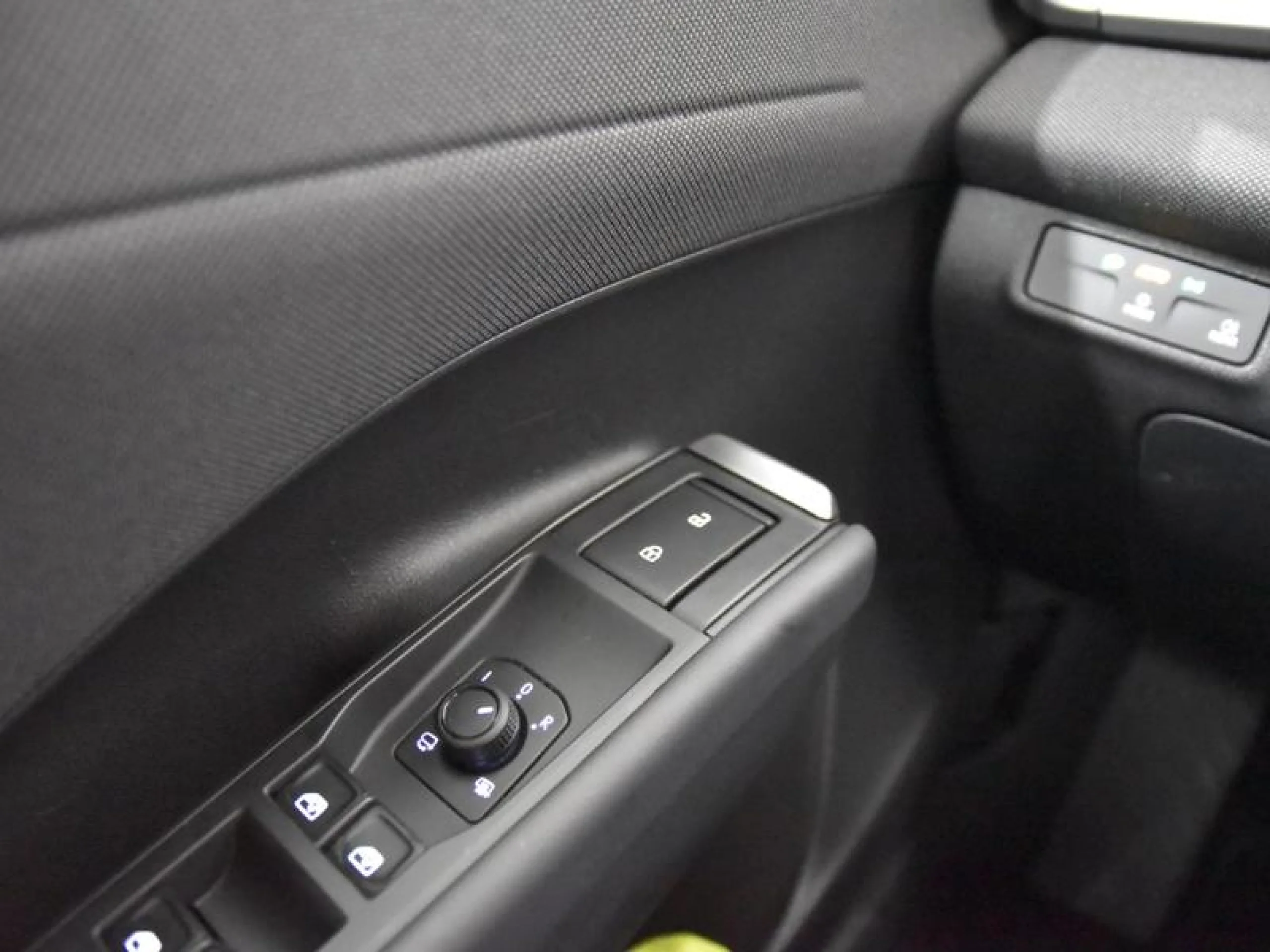 VOLKSWAGEN T ROC T ROC LAUNCH EDITION 1.5 ETSI 85 KW (116 CV)  AUTOMÁTICO DSG 7 VEL. - Foto 17