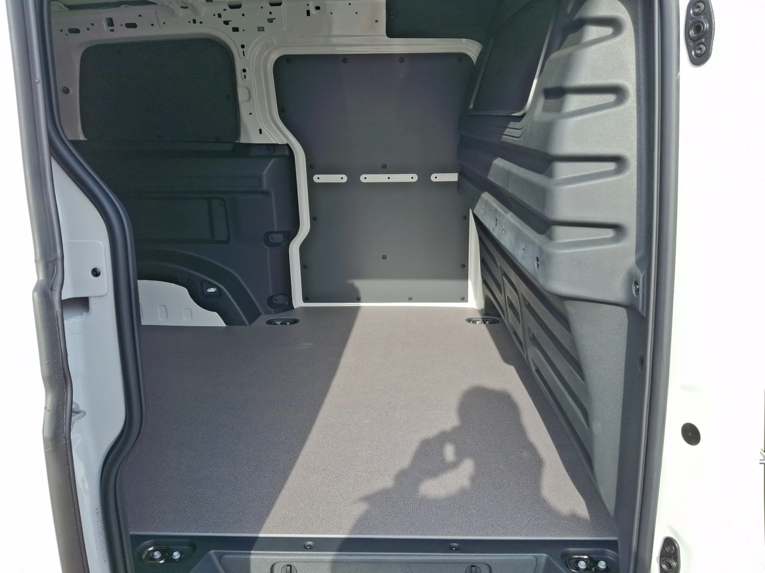 VW COMERCIALES ID. BUZZ ID. BUZZ  CARGO  BATALLA CORTA  125 KW (170 CV) 59 KWH AUT 1 VEL. - Foto 6