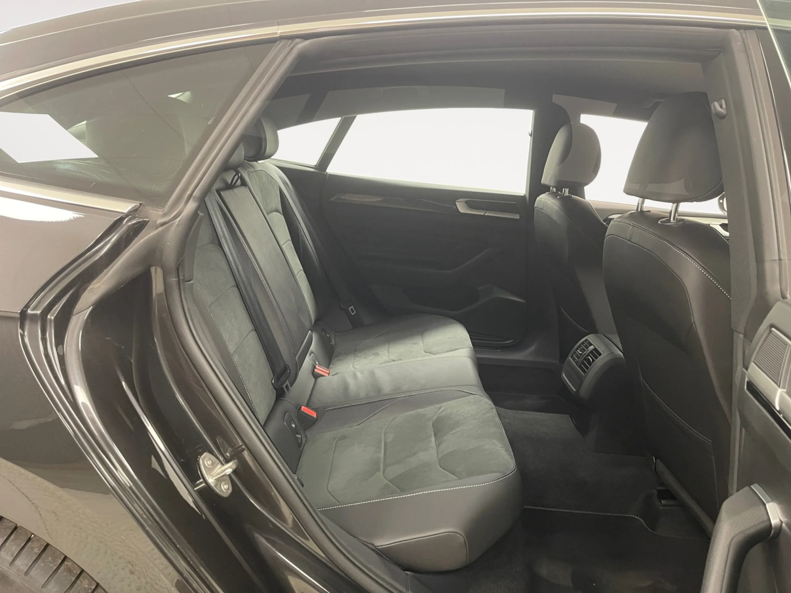 VOLKSWAGEN ARTEON ARTEON R LINE 2.0 TDI 110 KW (150 CV)  AUTOM TICO DSG 7 VEL. - Foto 6