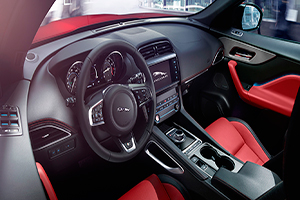 Interior del primer SUV de Jaguar, el mejor coche del mundo 2017
